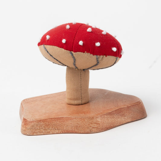 Mushroom on stand M/2 cttn/wood 3.5Dx3H red/brn