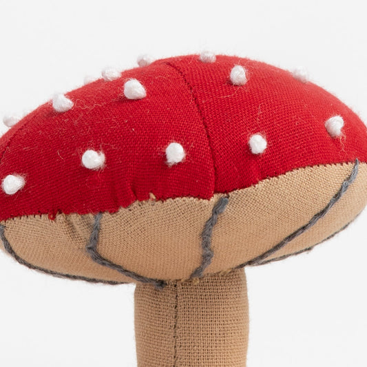 Mushroom on stand M/2 cttn/wood 3.5Dx3H red/brn