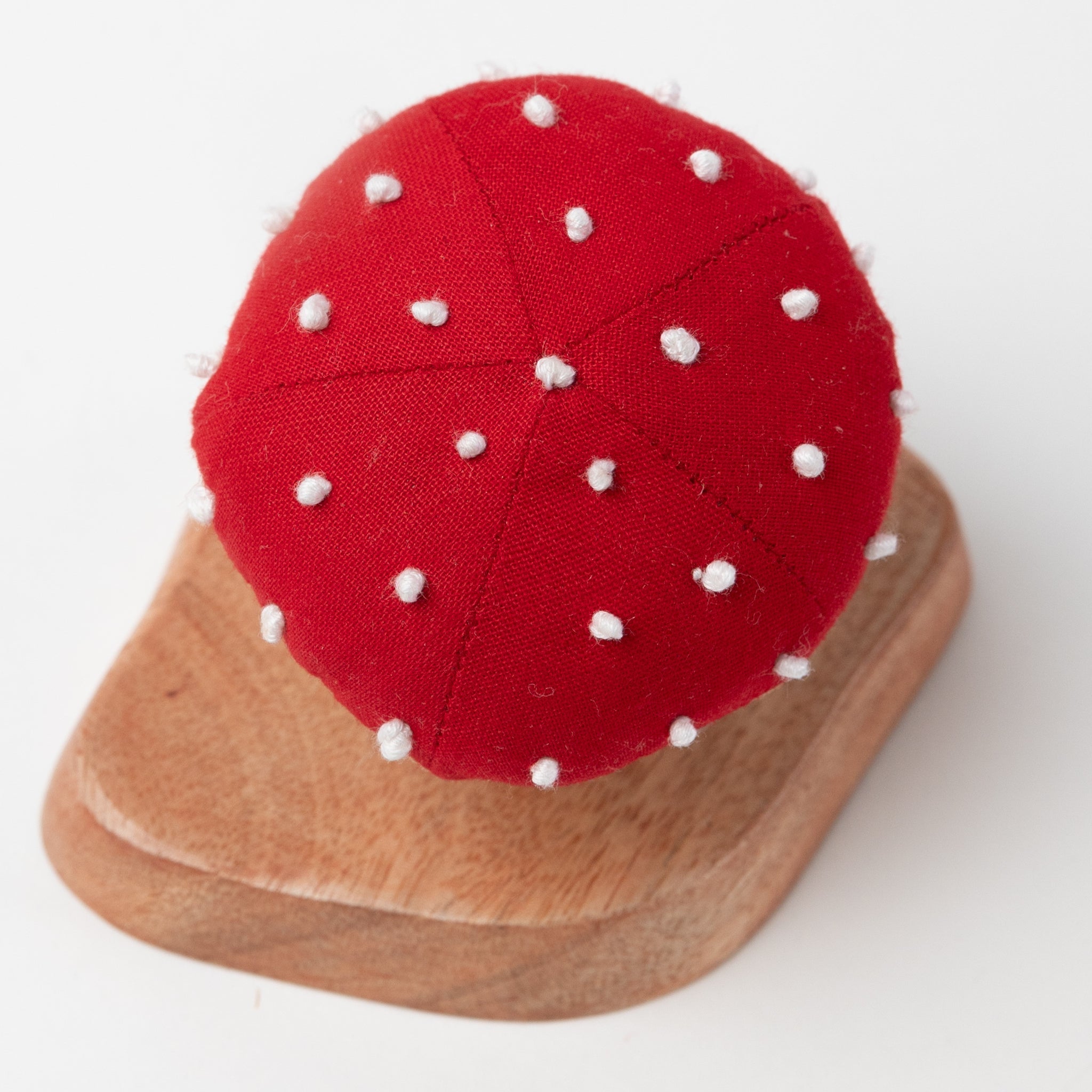 Mushroom on stand M/2 cttn/wood 3.5Dx3H red/brn