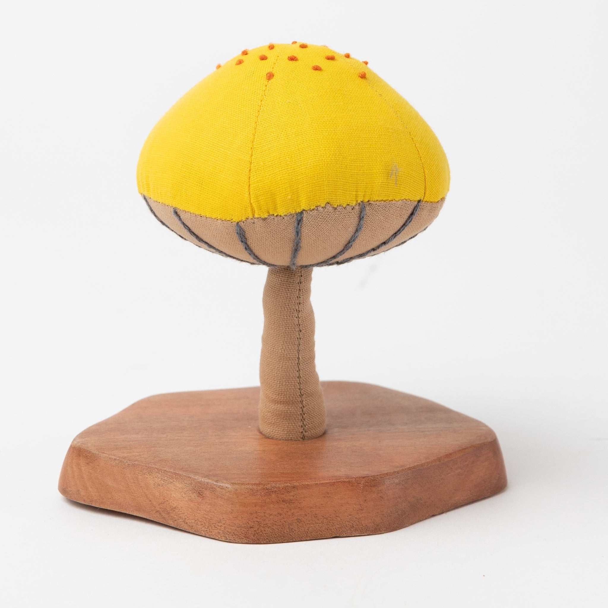 Mushroom on stand M/2 cttn/wood 3.5Dx4.5H ryel/brn