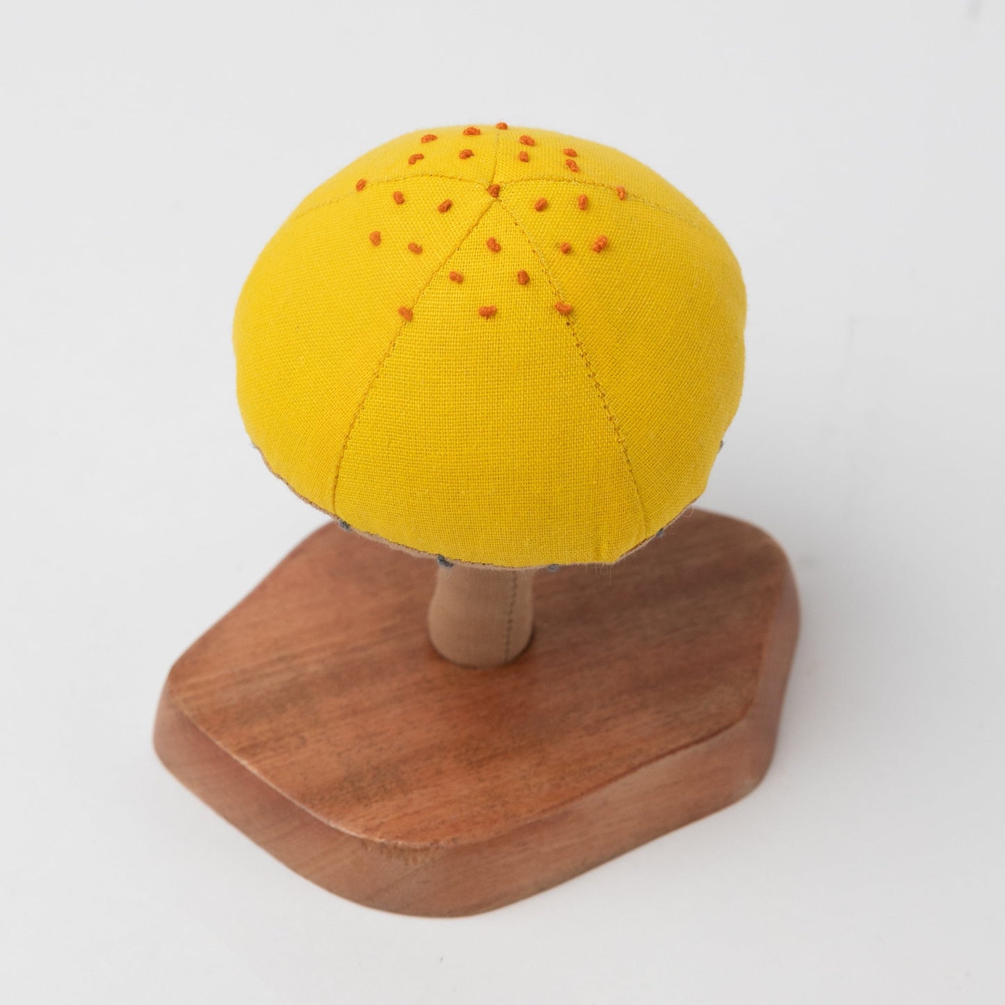 Mushroom on stand M/2 cttn/wood 3.5Dx4.5H ryel/brn