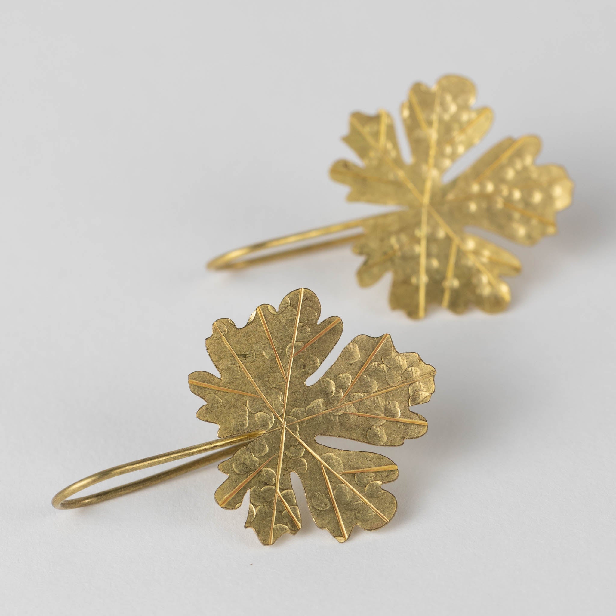 Earrings maple leaf hammered brass/copper 1.5L br