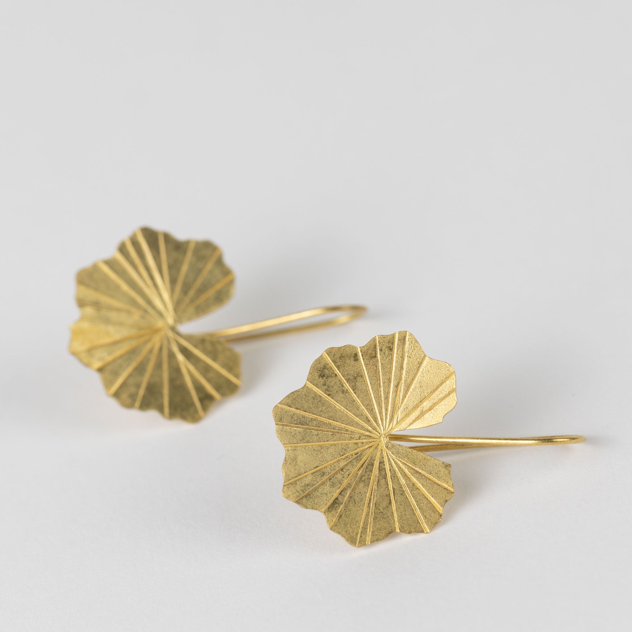 Earrings lotus leaf hammered brass/copper 1.5L br