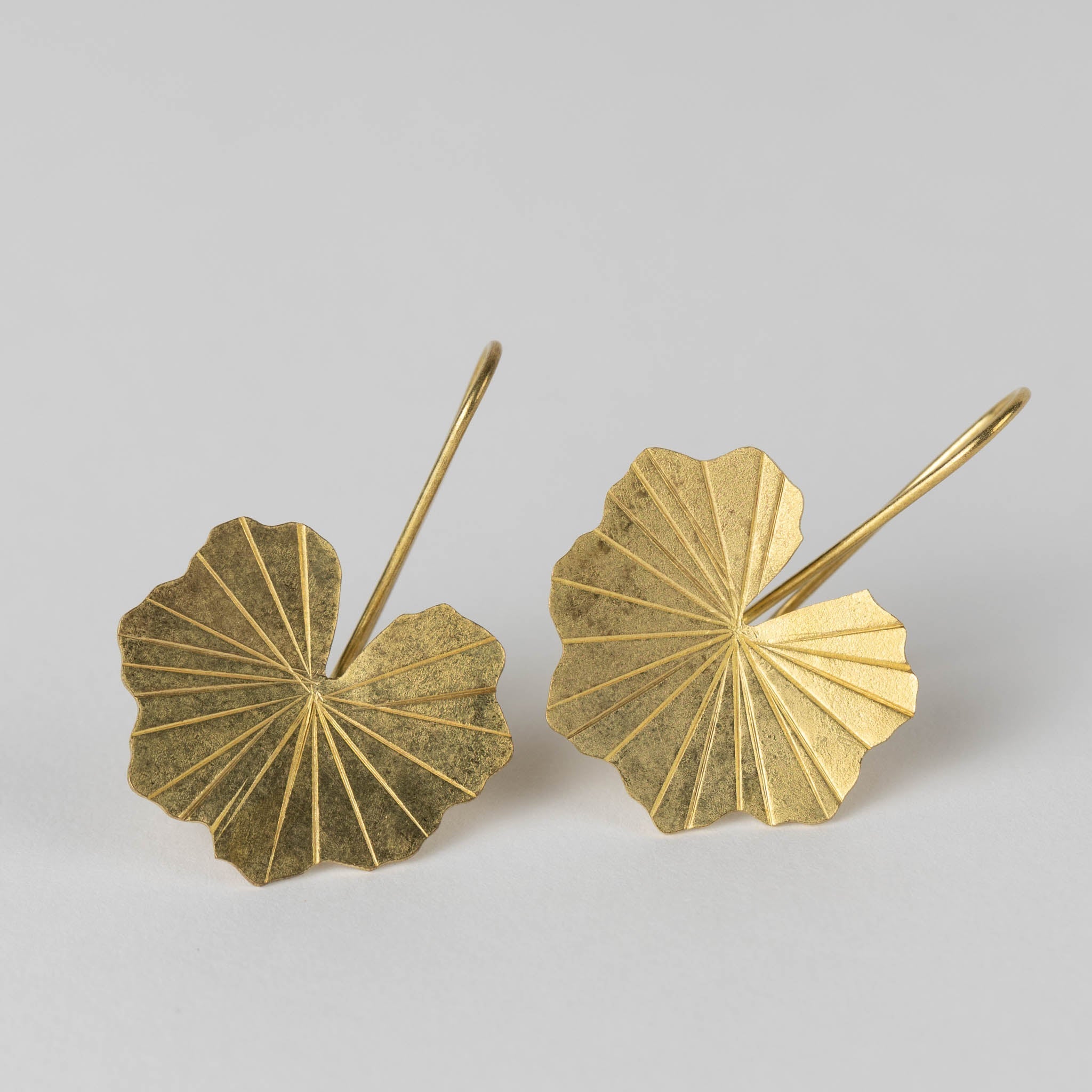 Earrings lotus leaf hammered brass/copper 1.5L br