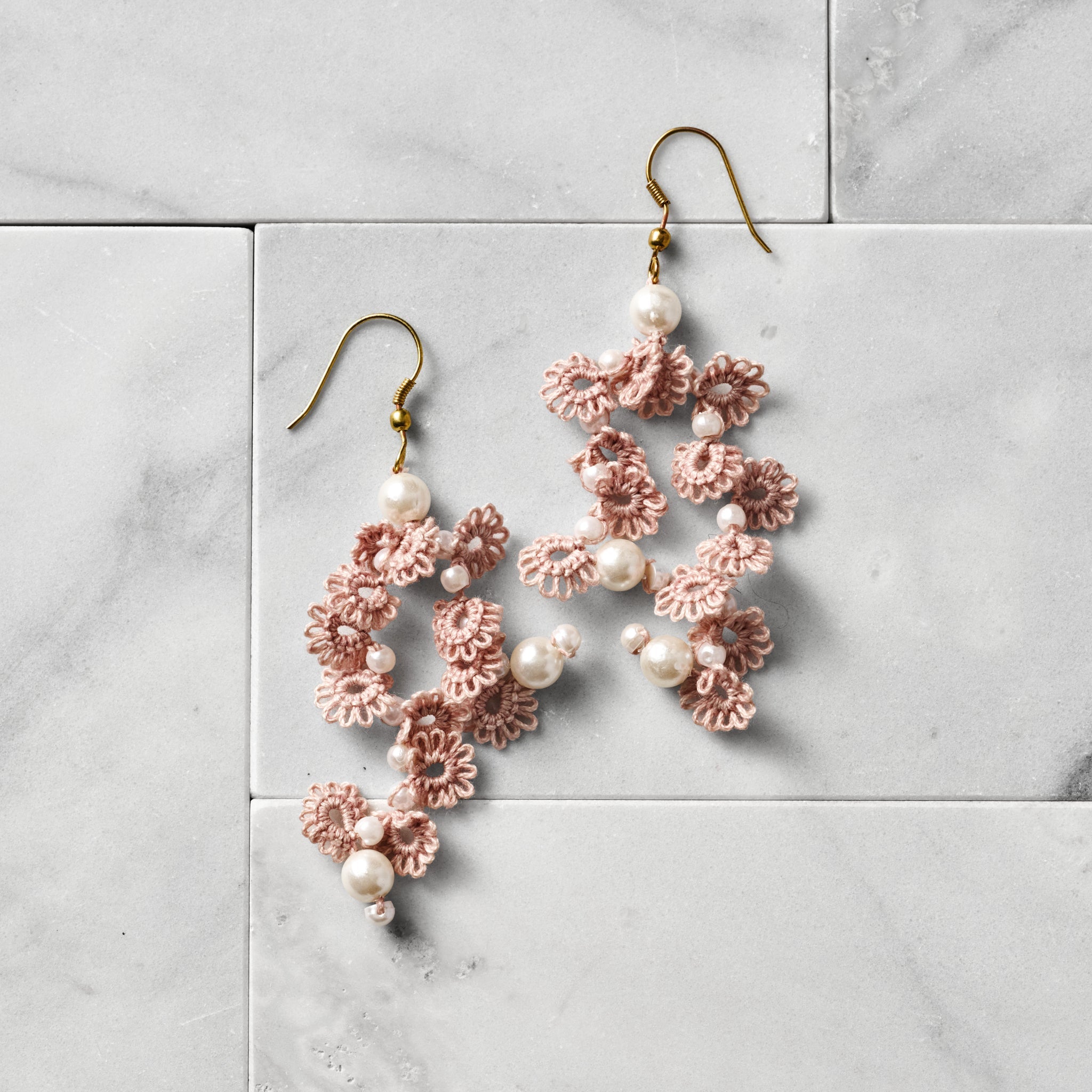 Earrings waterfall tatted cotton 3.5L lt pnk/wht
