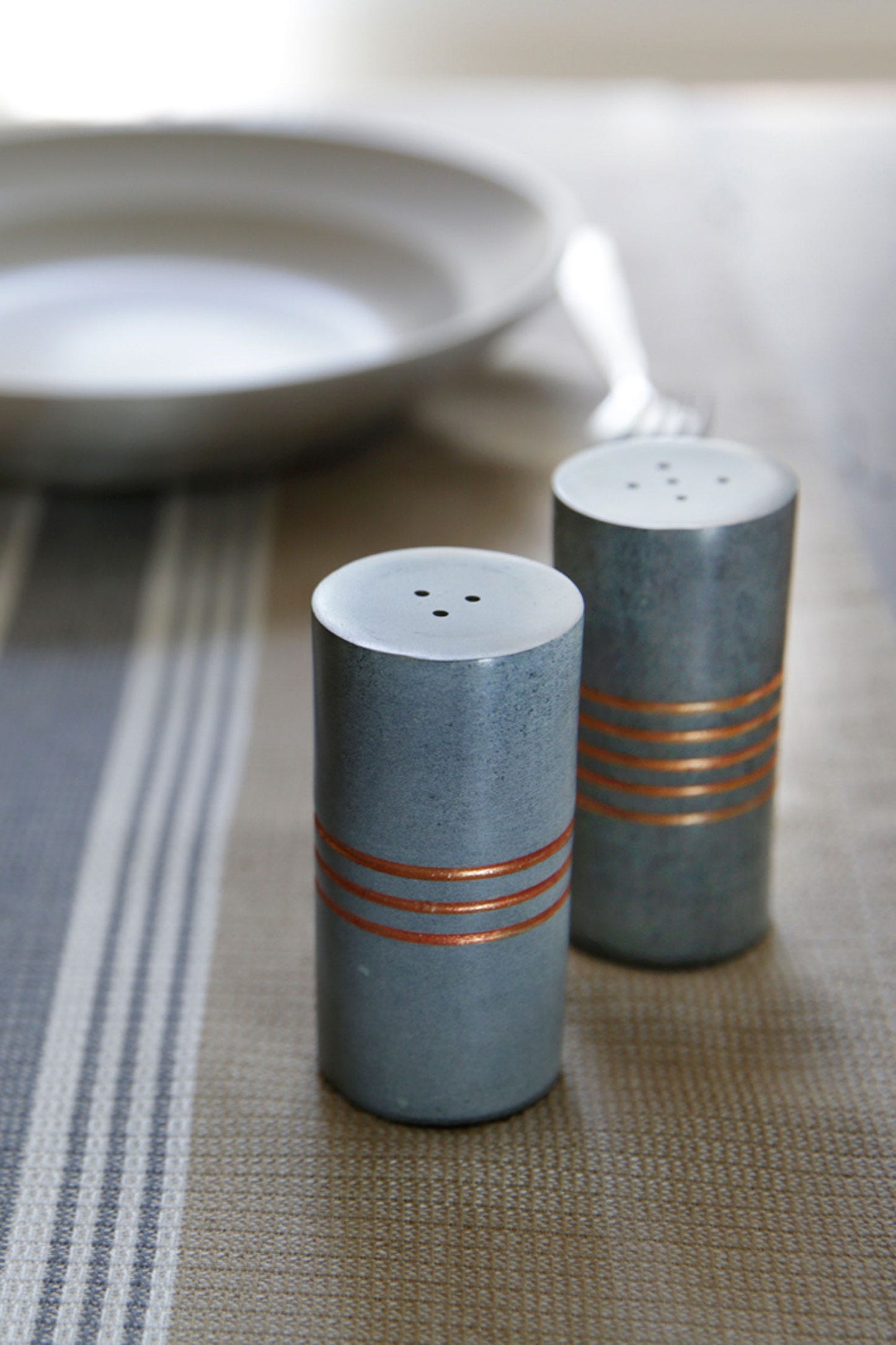 Salt & pepper shakers stone 3.5H