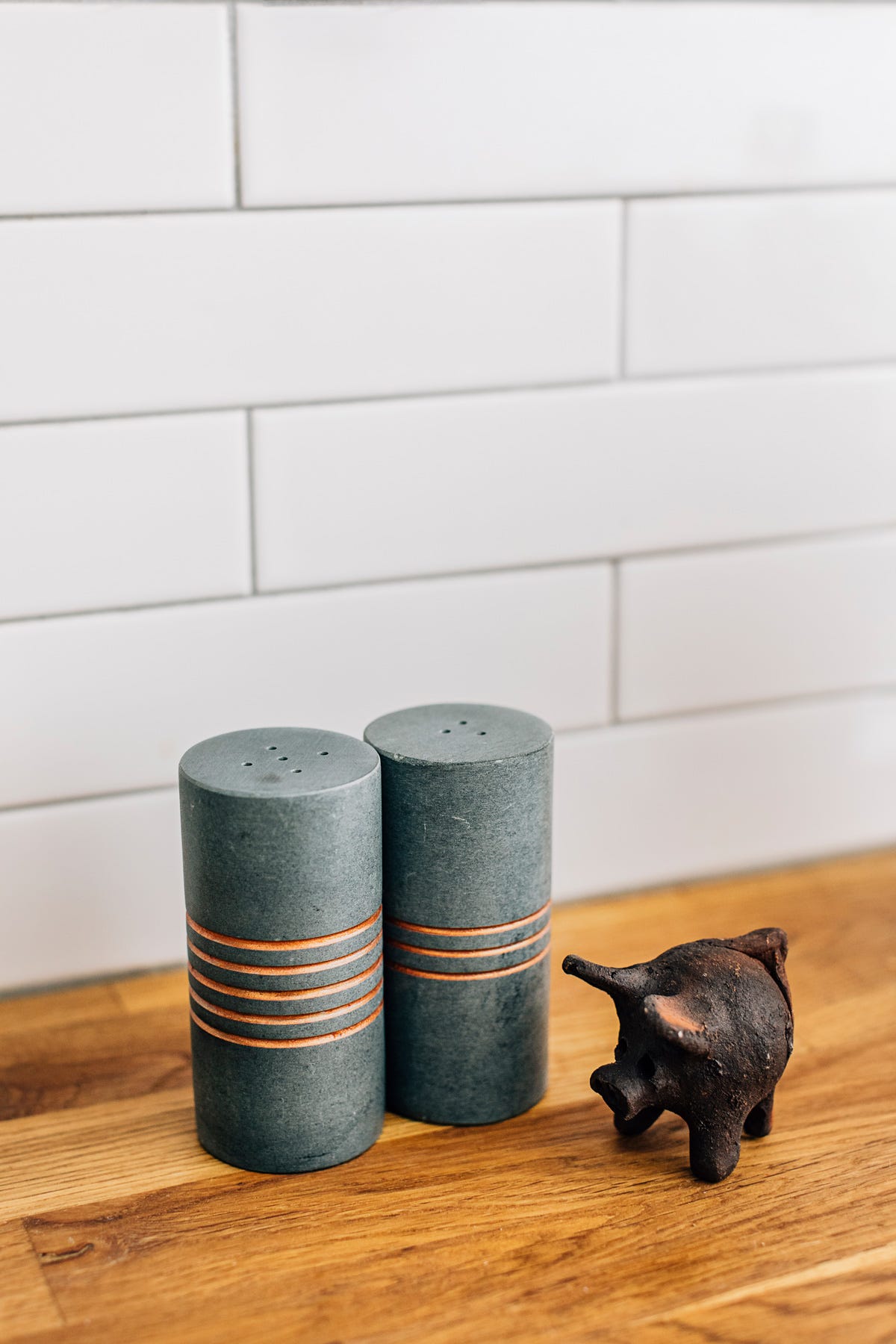 Salt & pepper shakers stone 3.5H