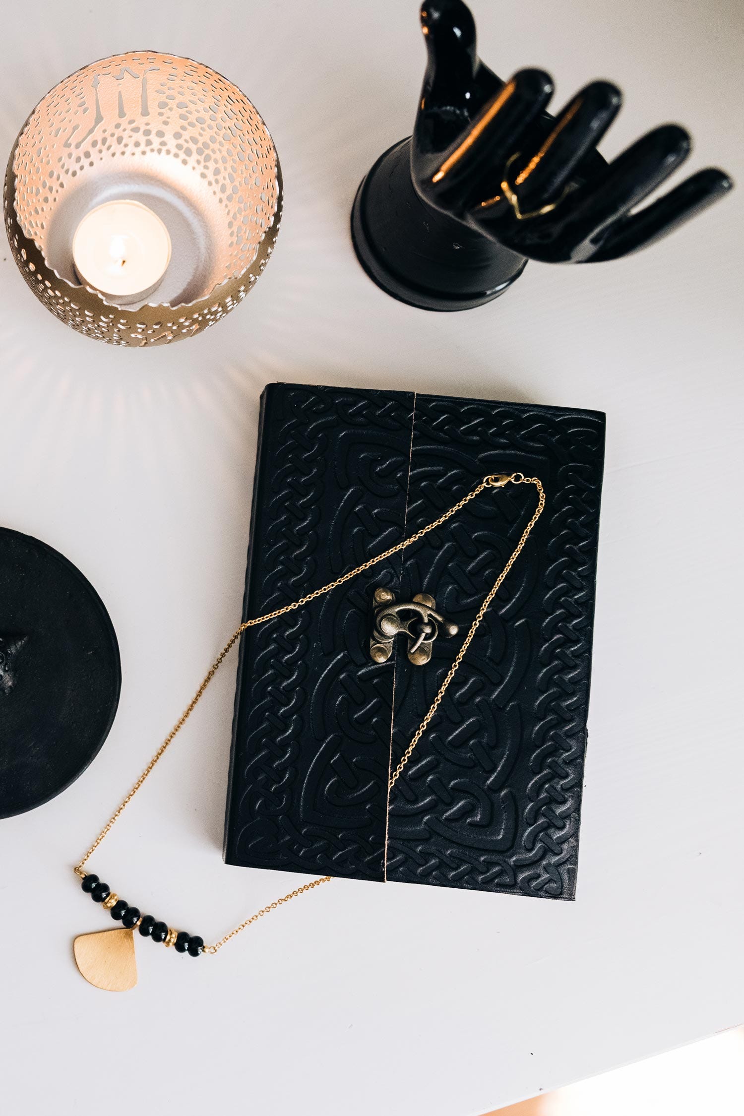 Journal knots w/clasp embossed leather/mtl black
