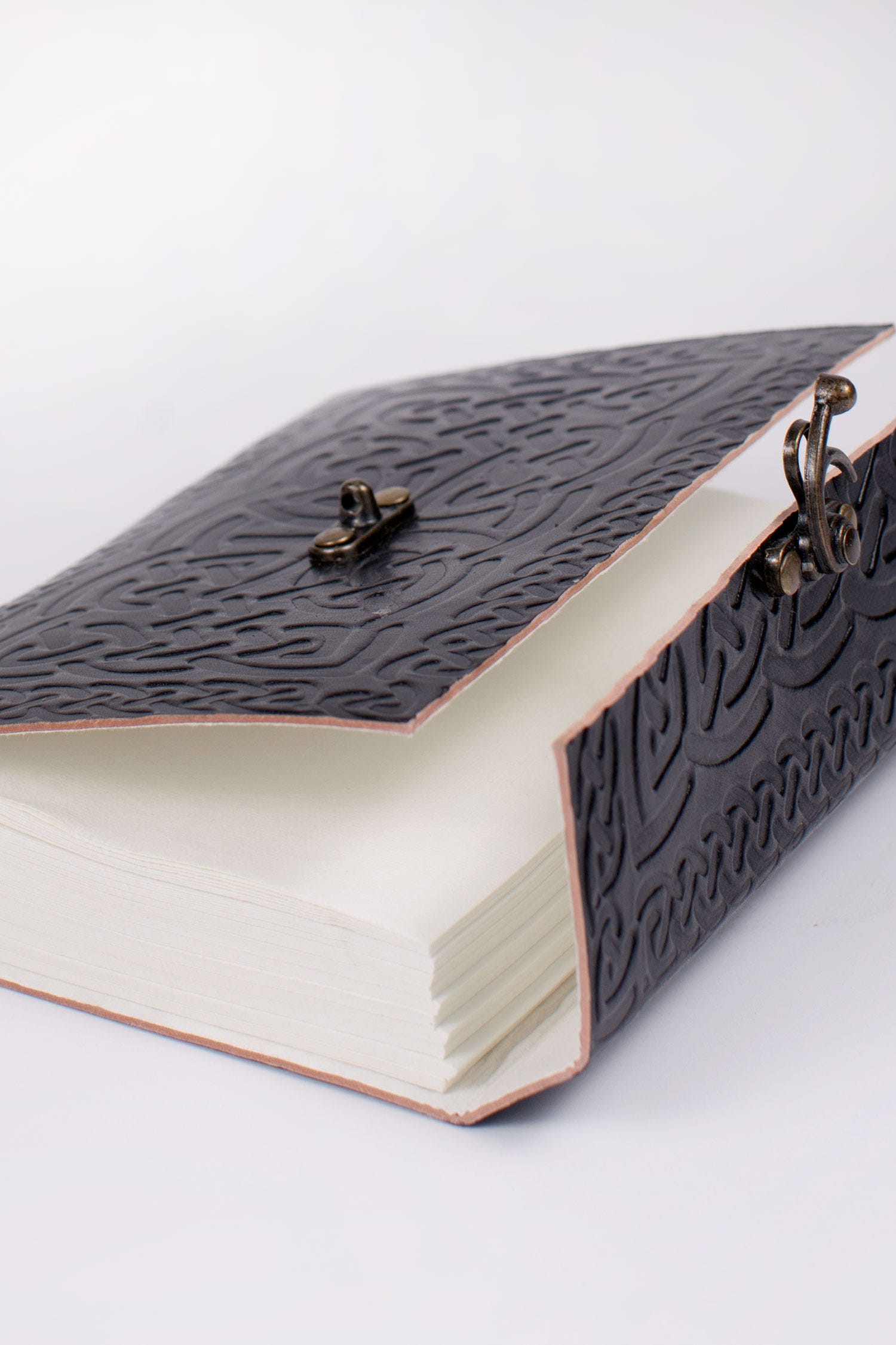 Journal knots w/clasp embossed leather/mtl black