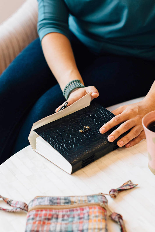 Journal knots w/clasp embossed leather/mtl black