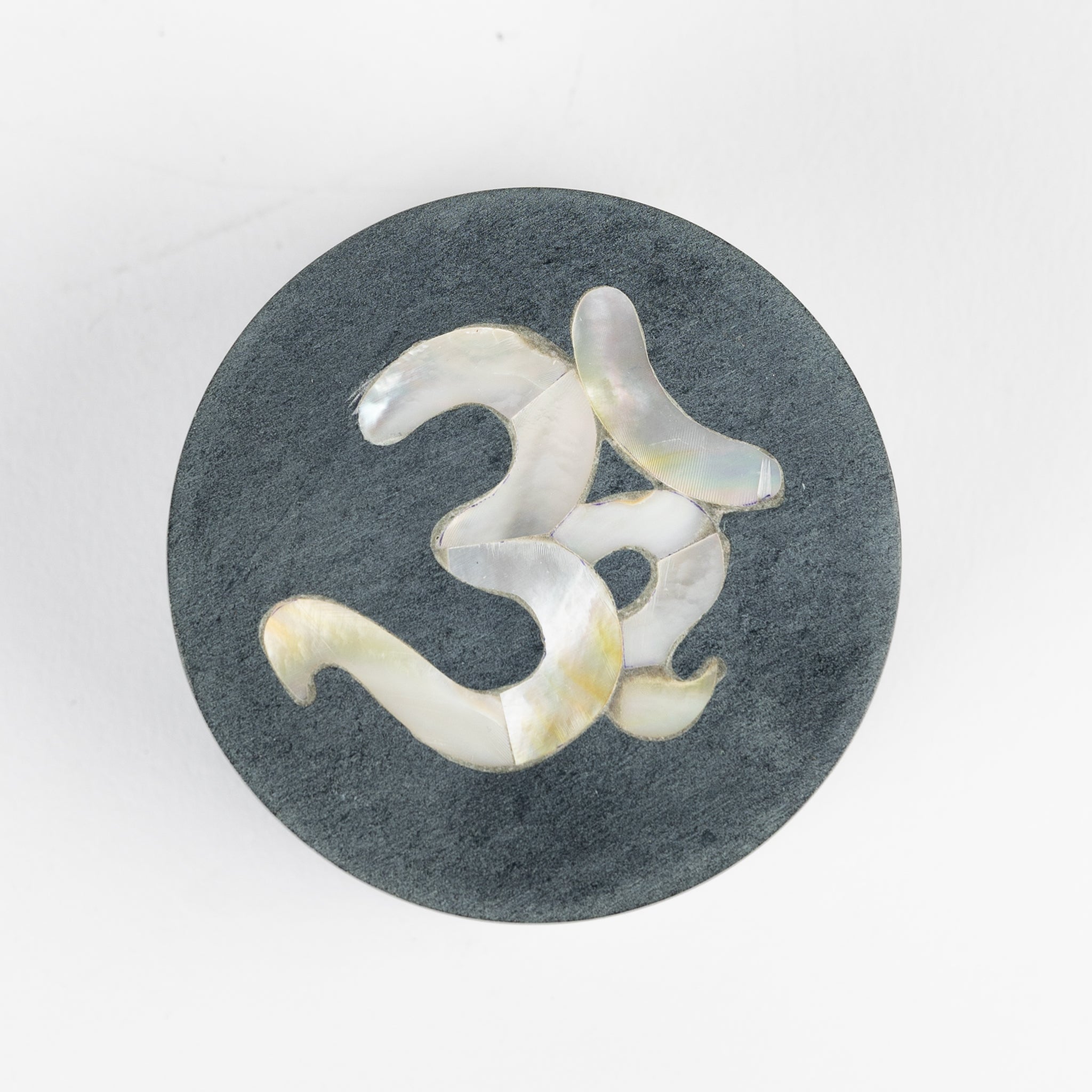Box OM symbol stone/MOP 3Dx1.25H gray/cream