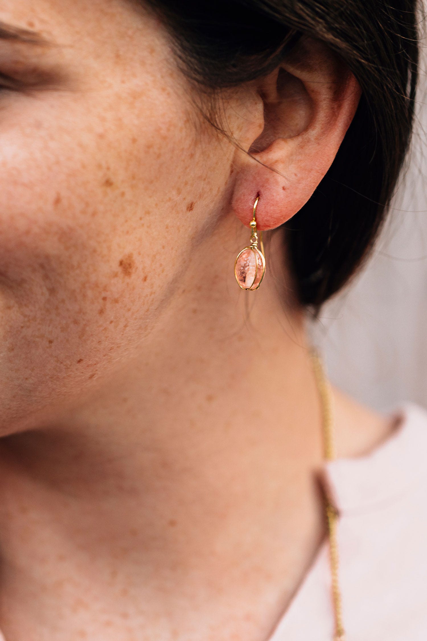 Earrings wire wrap glass/br 1L pink/gold