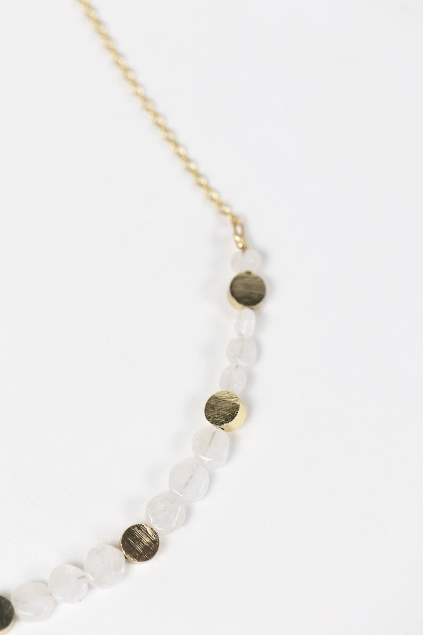 Necklace 3 layers brass/stones 20L gold/white