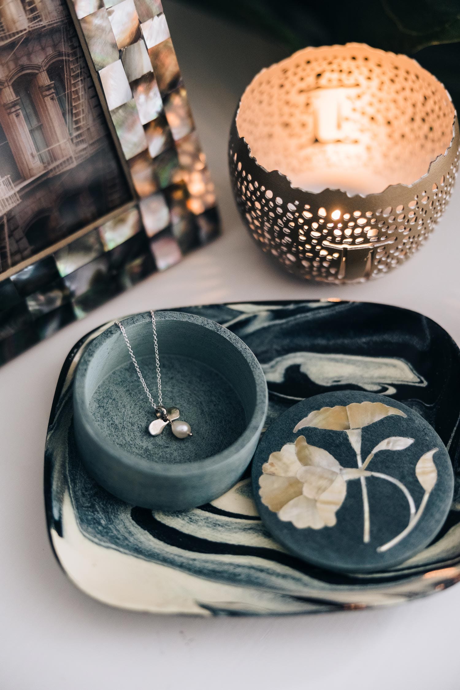 Box floral inlay stone/MOP 3Dx1.5H gray/tan/crm