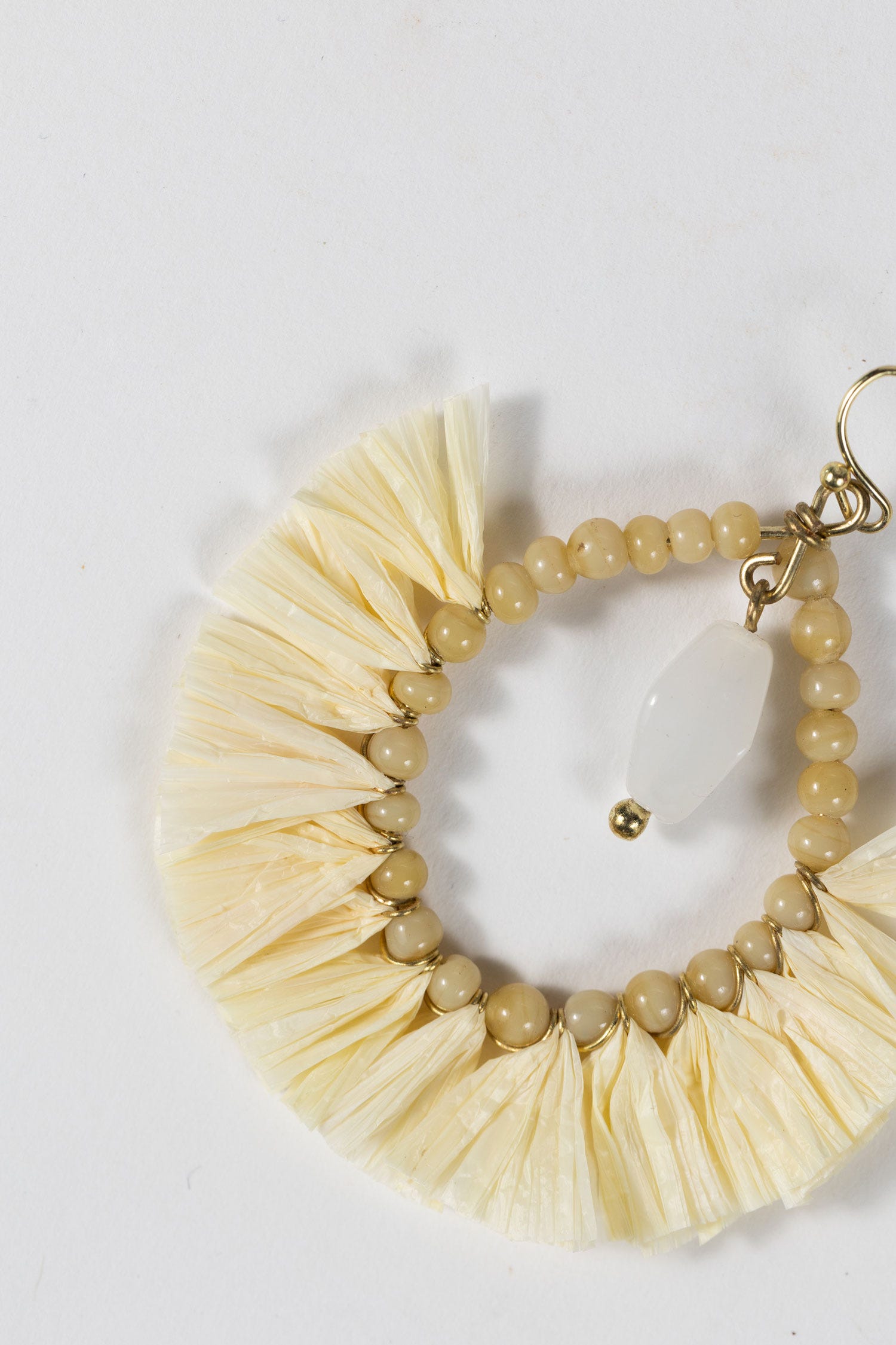 Earrings fringed/beaded crcl raffia/glass 2.5L crm