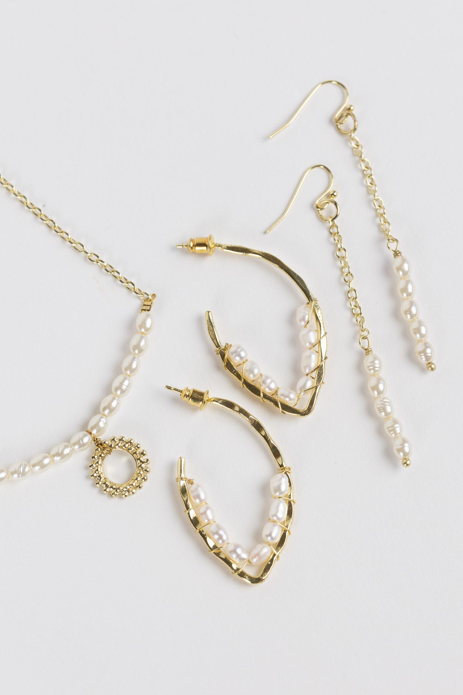 Earrings chain and pearls/brass 3L gold/white