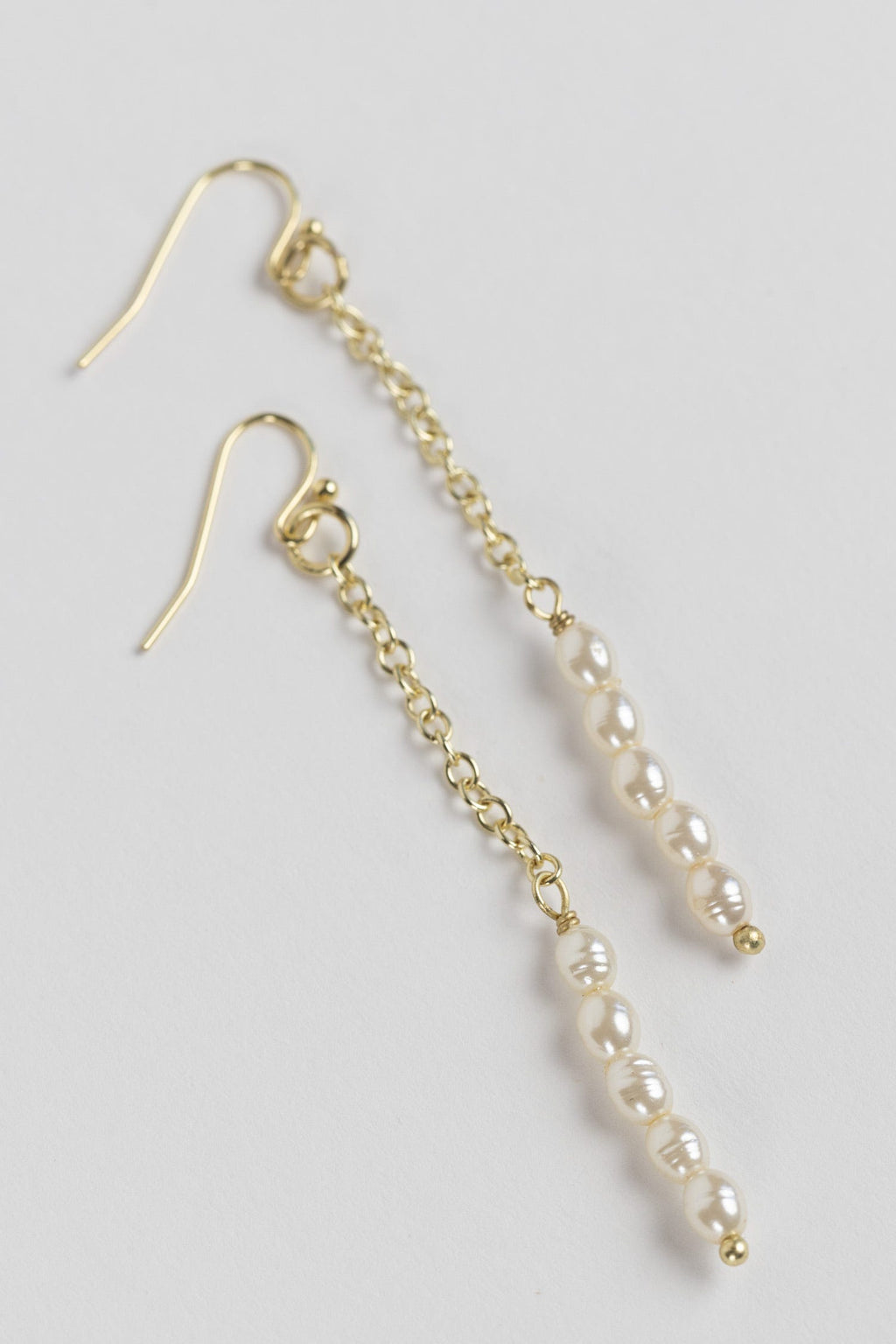Earrings chain and pearls/brass 3L gold/white