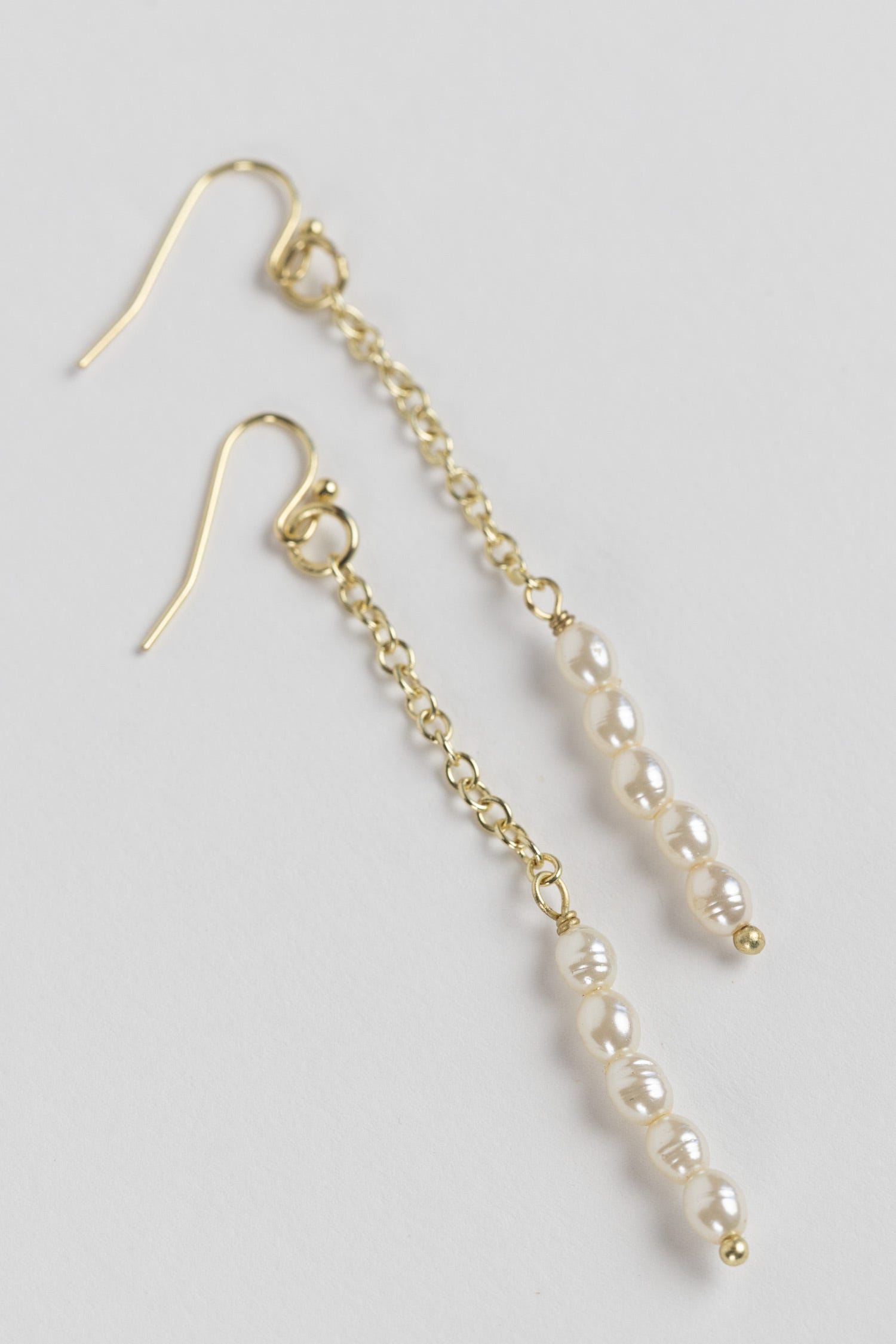 Earrings chain and pearls/brass 3L gold/white