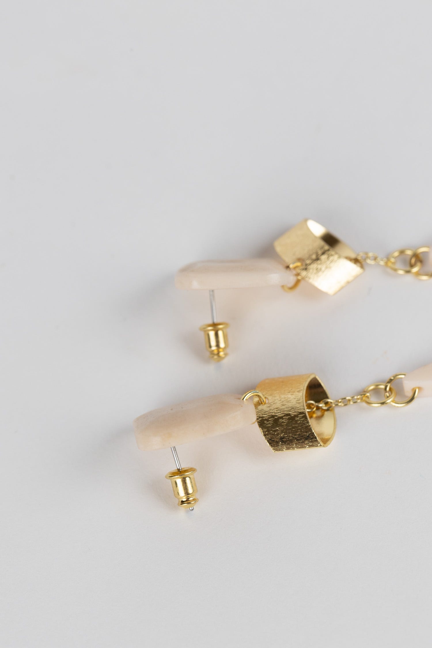 Earrings post sq/dangle bone/brass 3L cream/gold