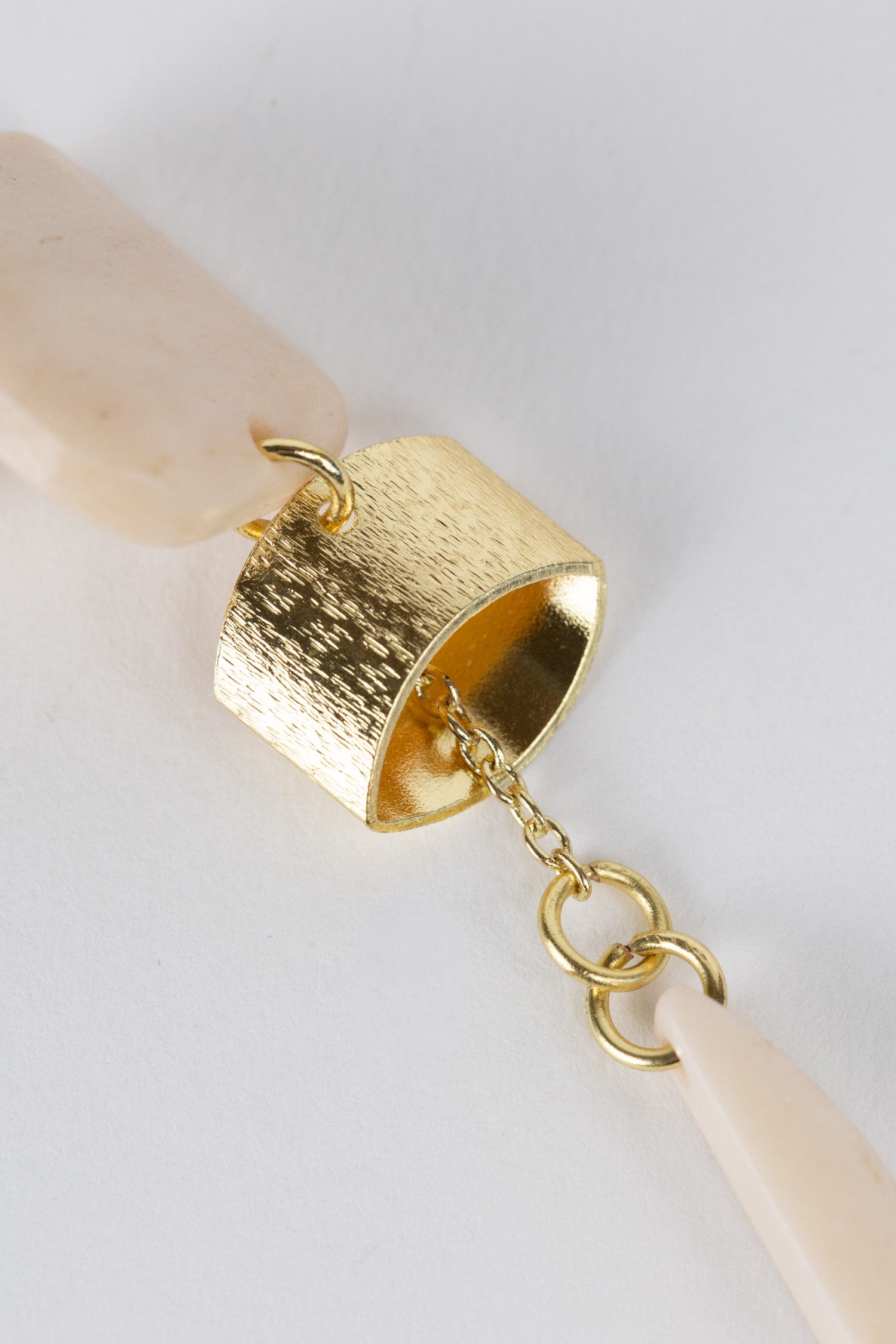 Earrings post sq/dangle bone/brass 3L cream/gold