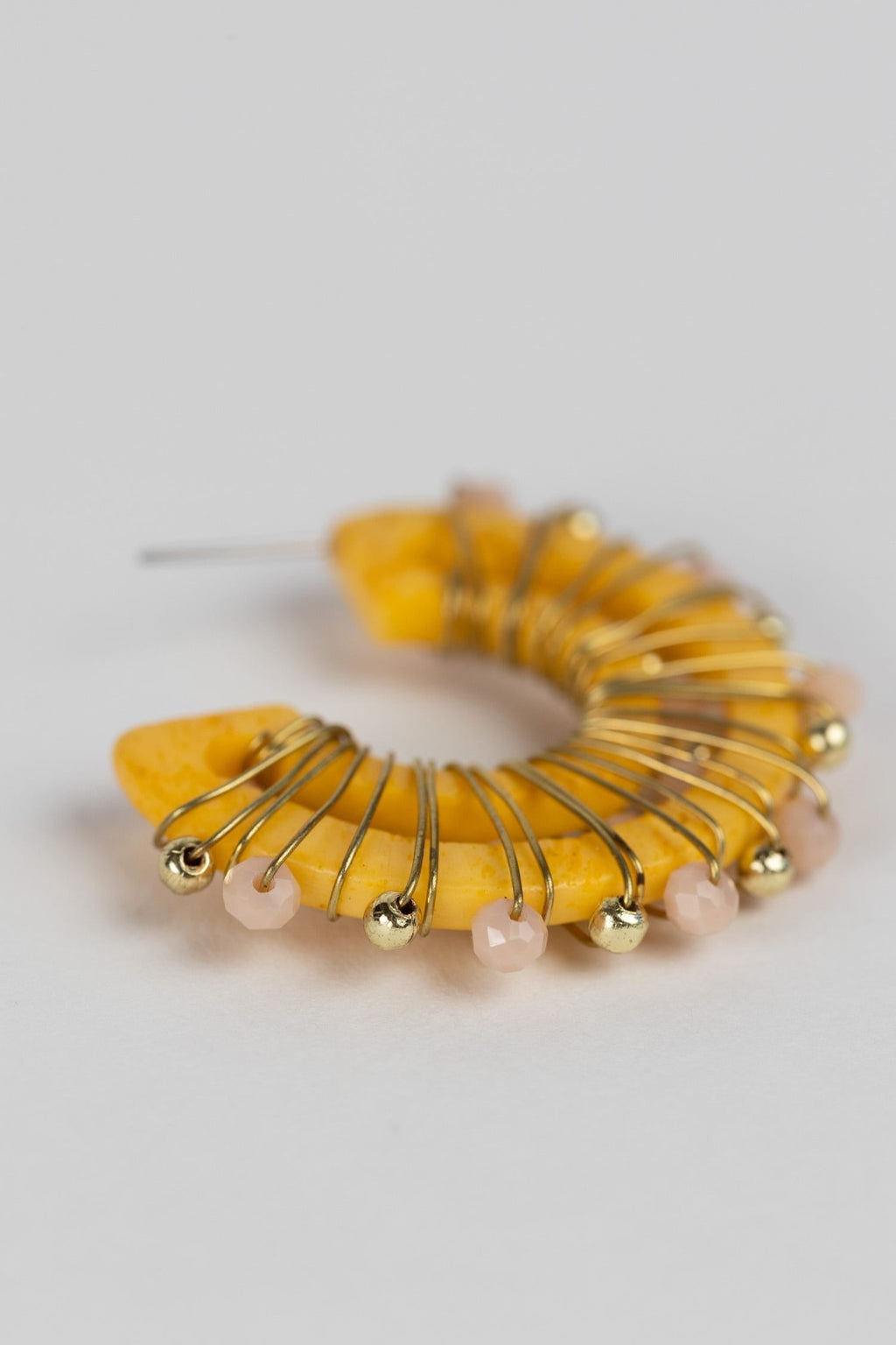 Earrings wrapped crescent bone/brass 1.5D yel/gold