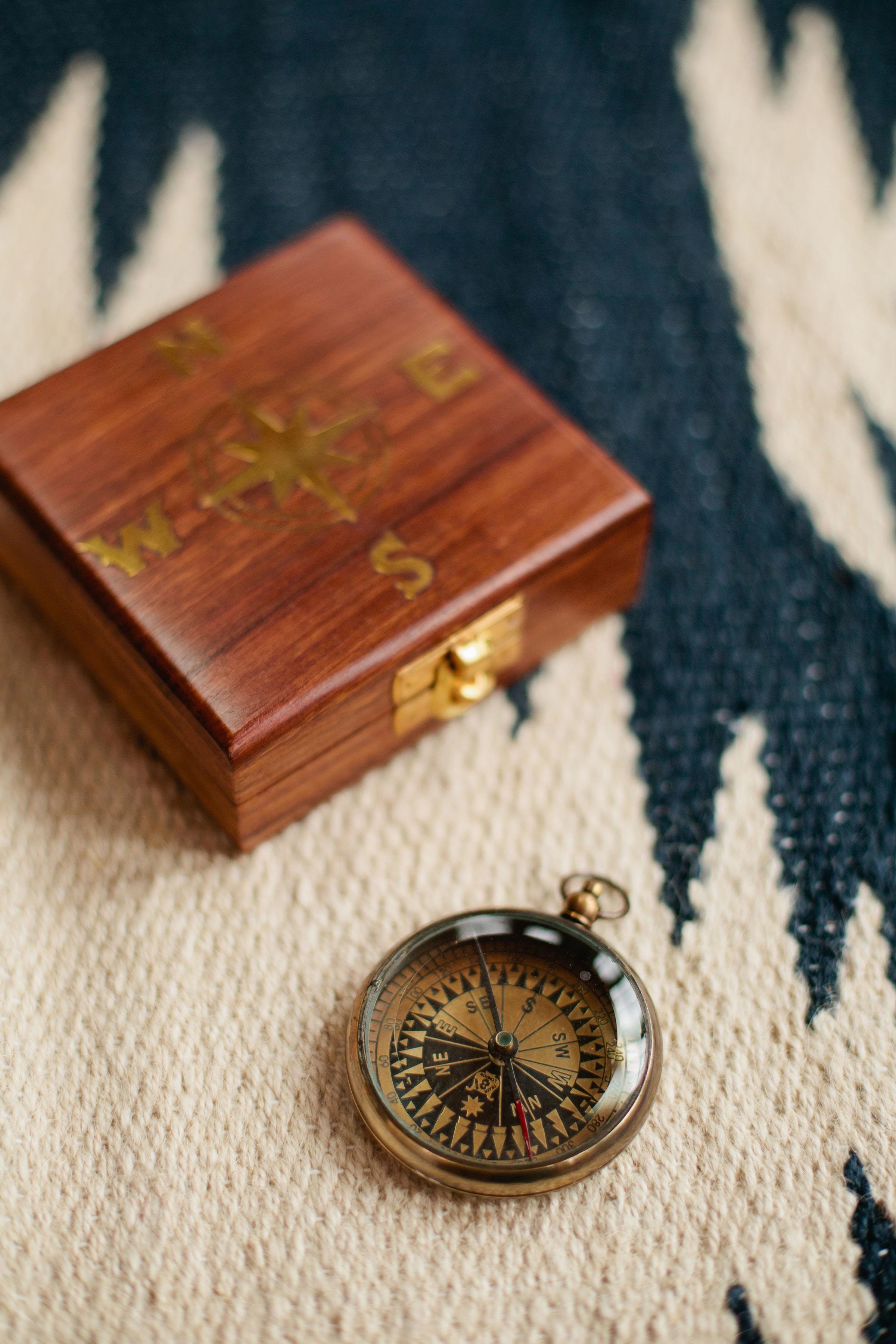 Compass w/box sheesham wd/mtl 4sq brn/gld