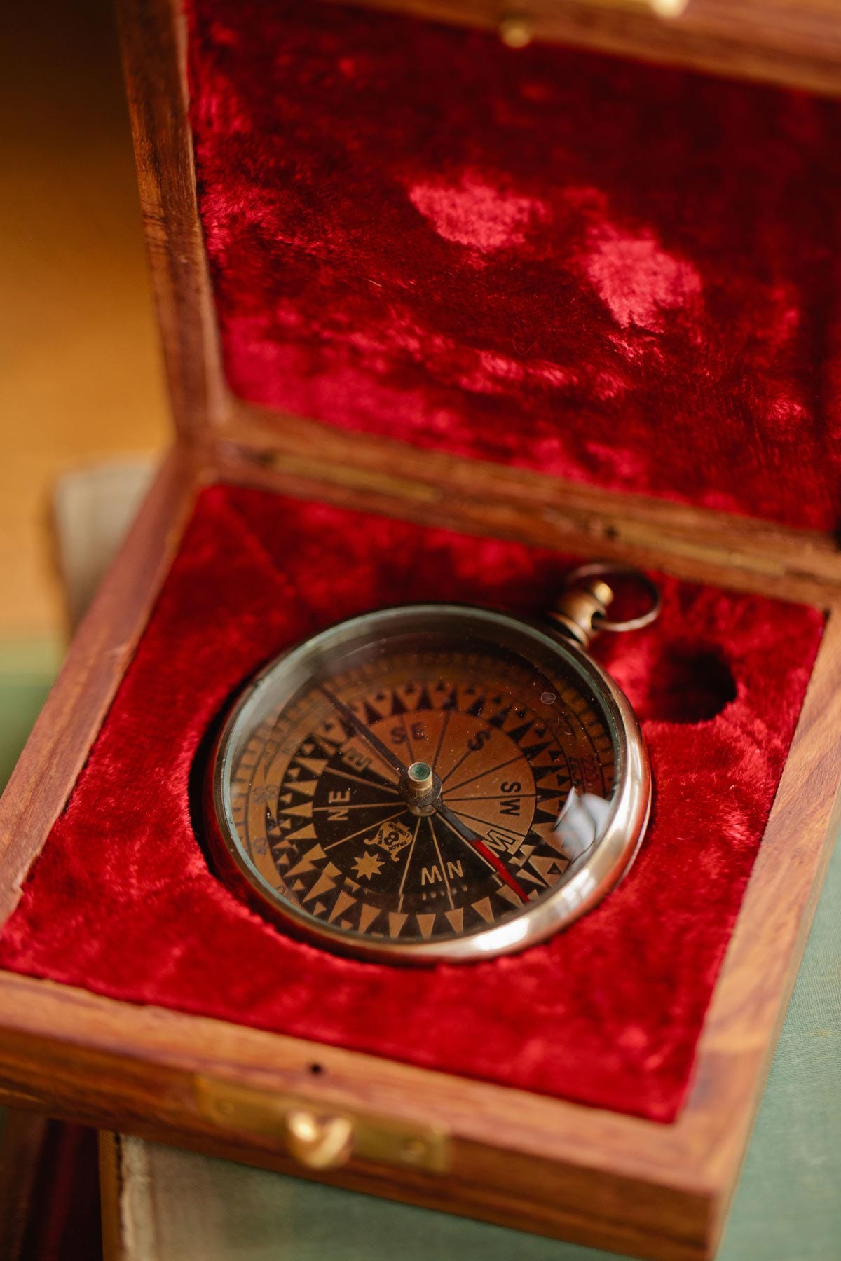 Compass w/box sheesham wd/mtl 4sq brn/gld