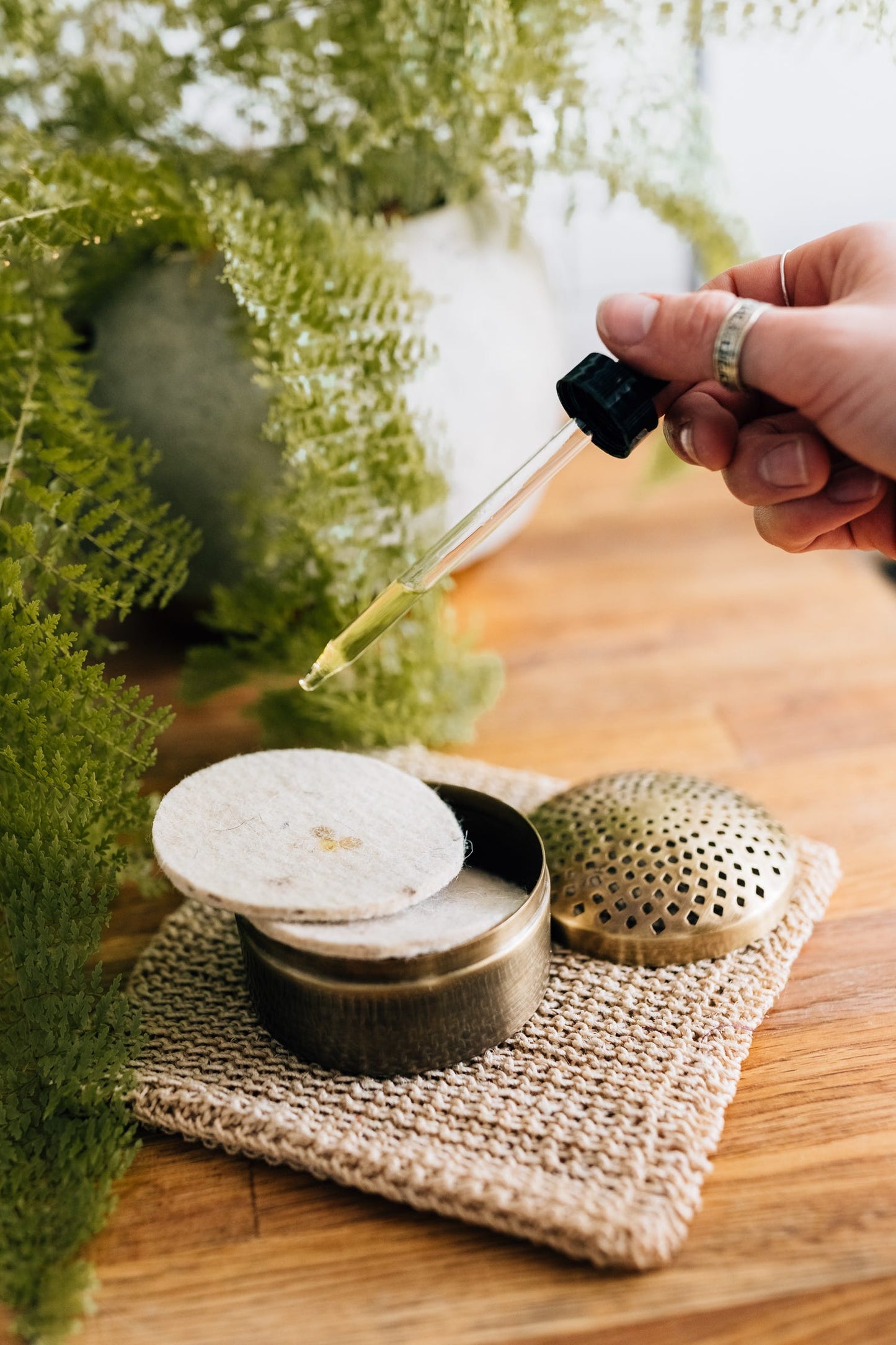 Diffuser f/essential oils w/pads metal 3Dx2H br