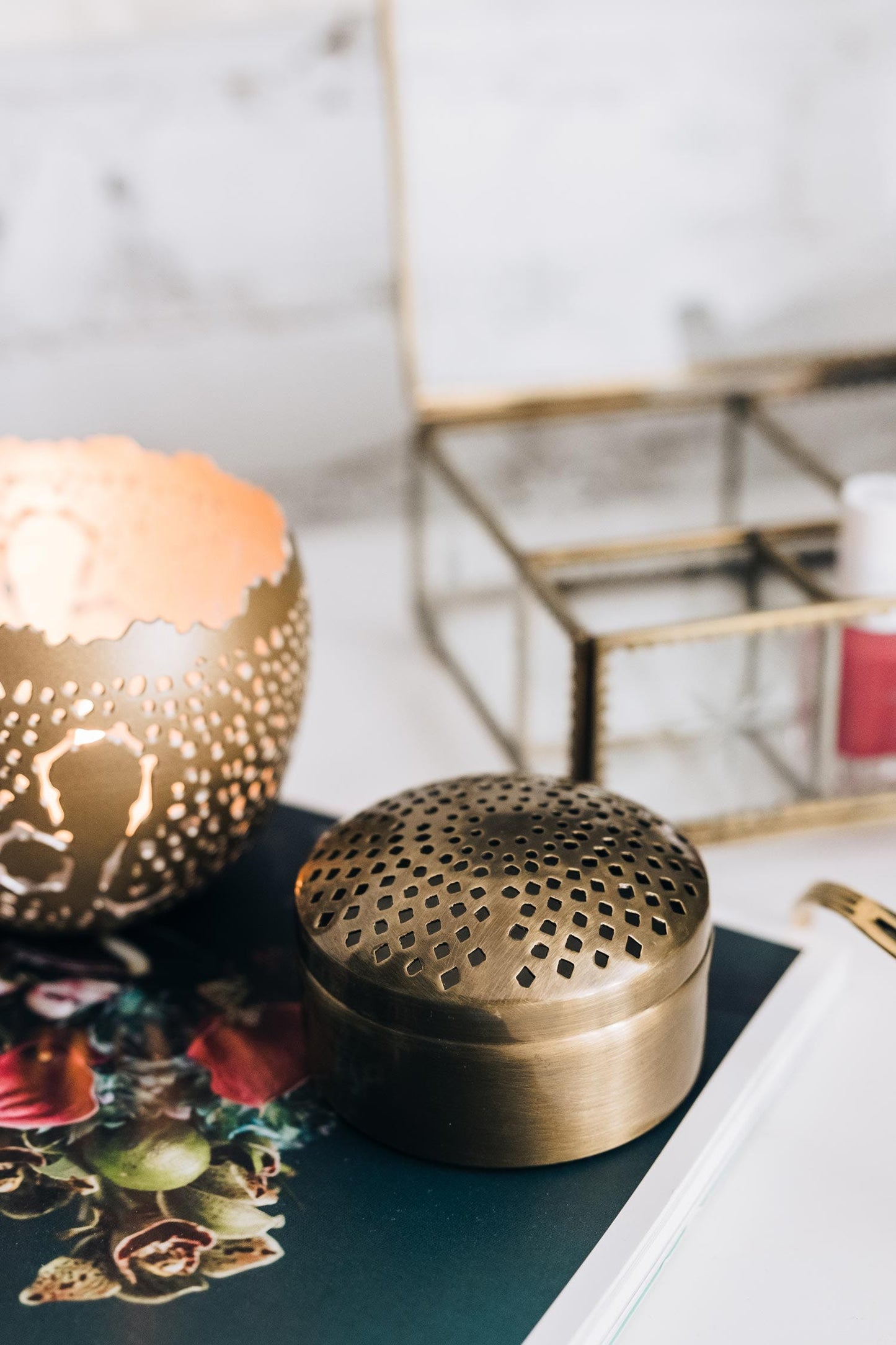 Diffuser f/essential oils w/pads metal 3Dx2H br