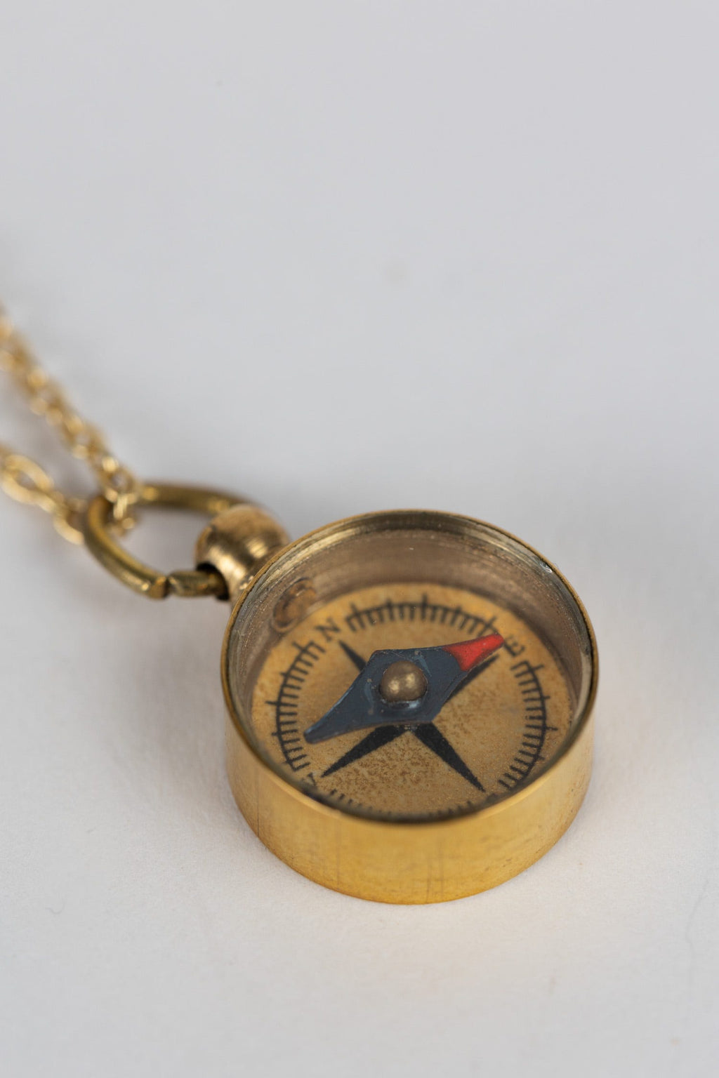 Necklace mini compass pend mtl/glass .6Dx32L br