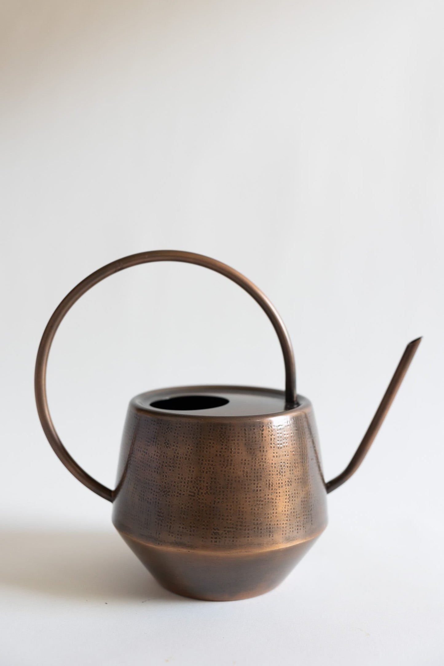 Watering can hammered iron 12.5Lx10.25H antq cppr