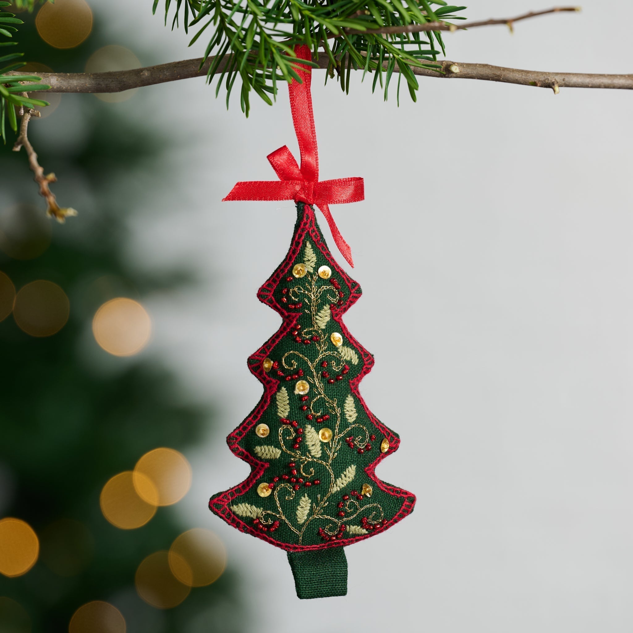 Ornament tree stuffed M/3 emb cttn 5.5L grn/red