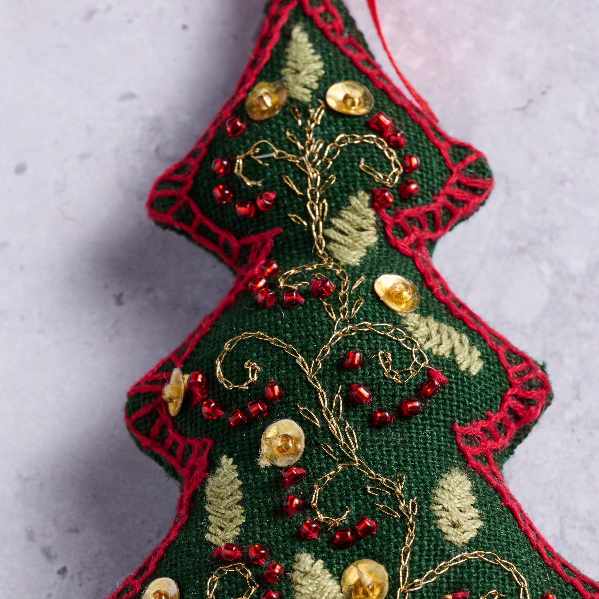 Ornament tree stuffed M/3 emb cttn 5.5L grn/red