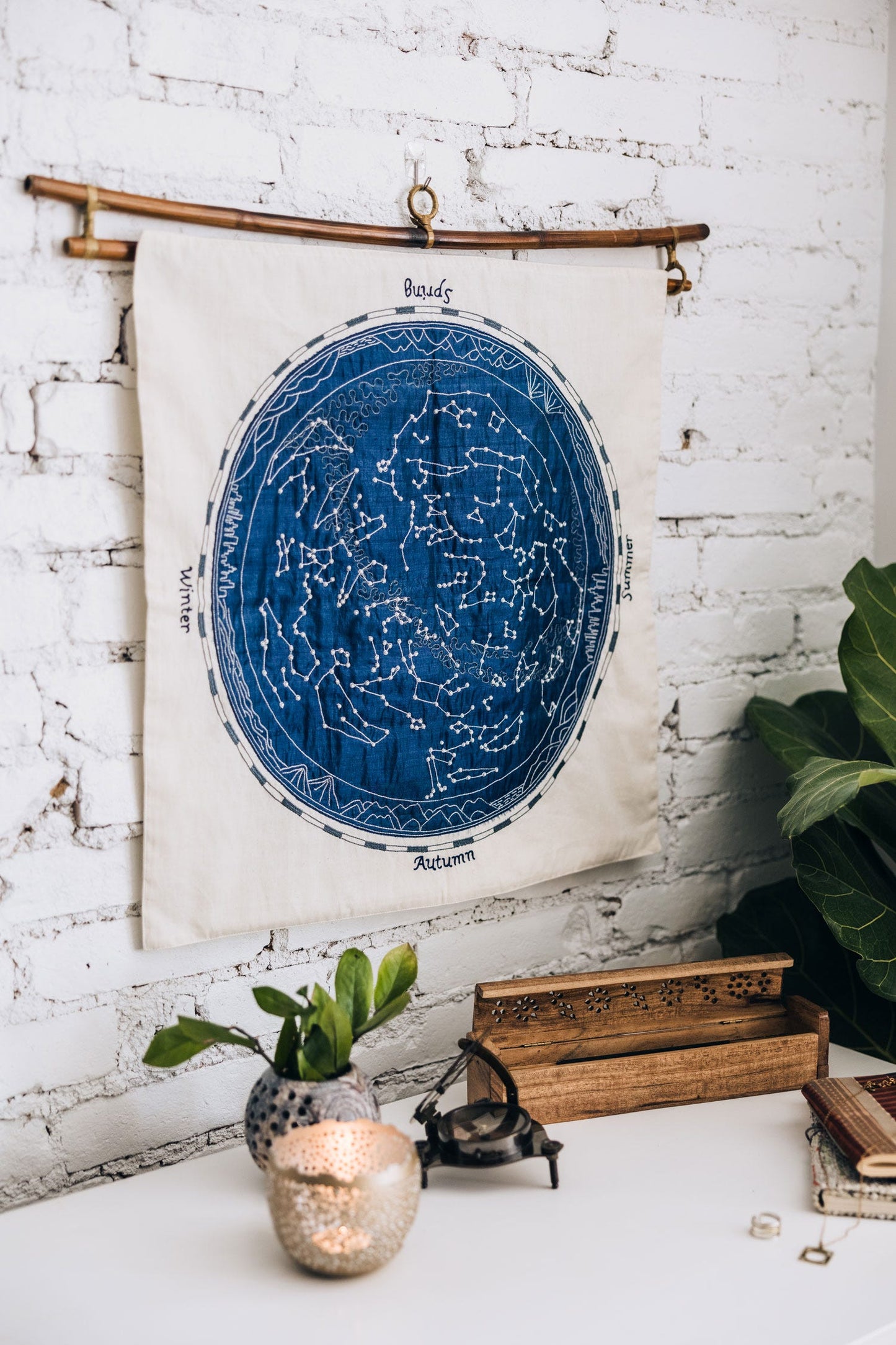 Wall hanging stars emb cotton/beads 22sq navy