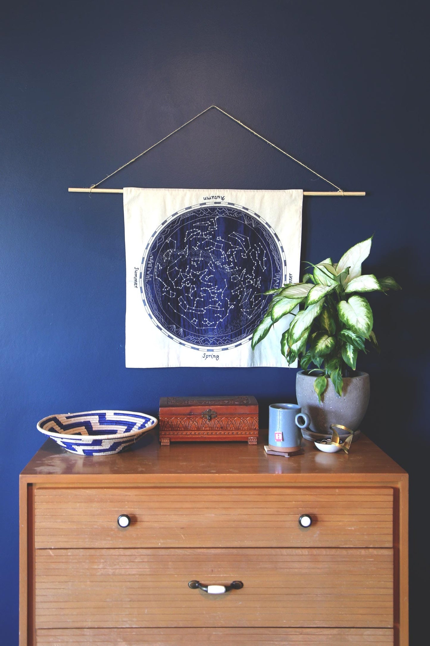 Wall hanging stars emb cotton/beads 22sq navy