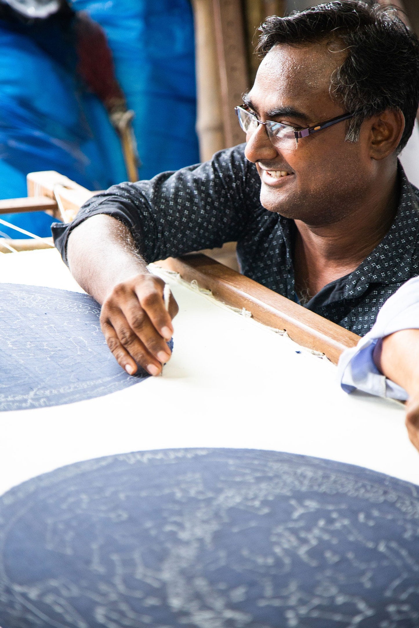 Wall hanging stars emb cotton/beads 22sq navy