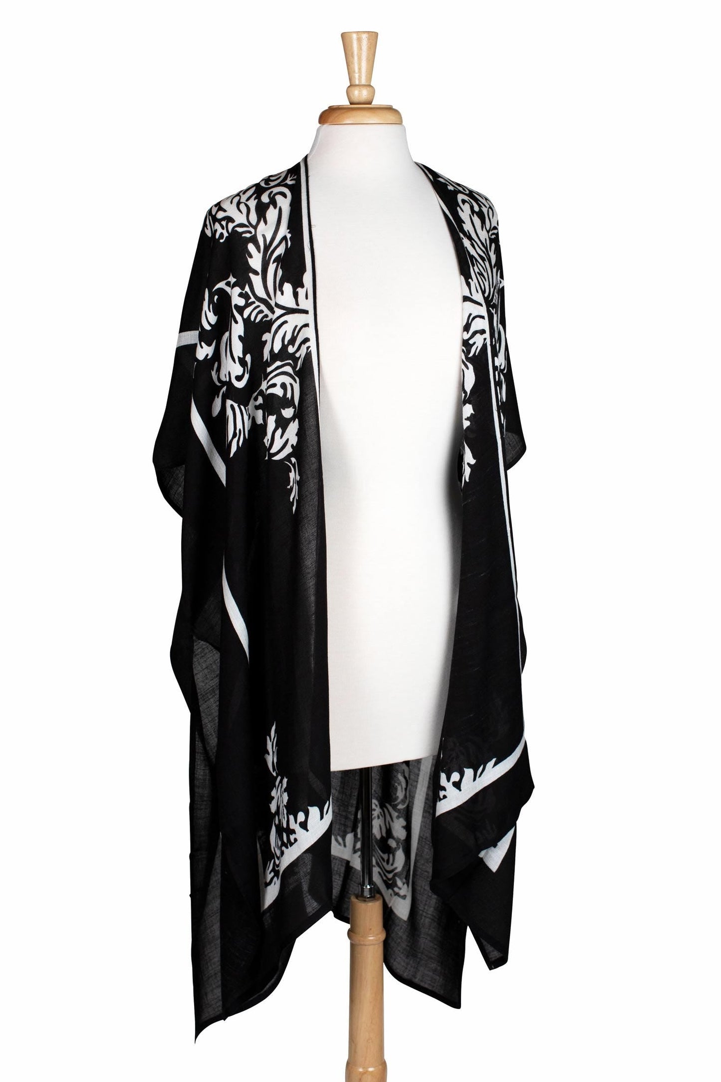 Topper damask print viscose 36Lx37W black/white