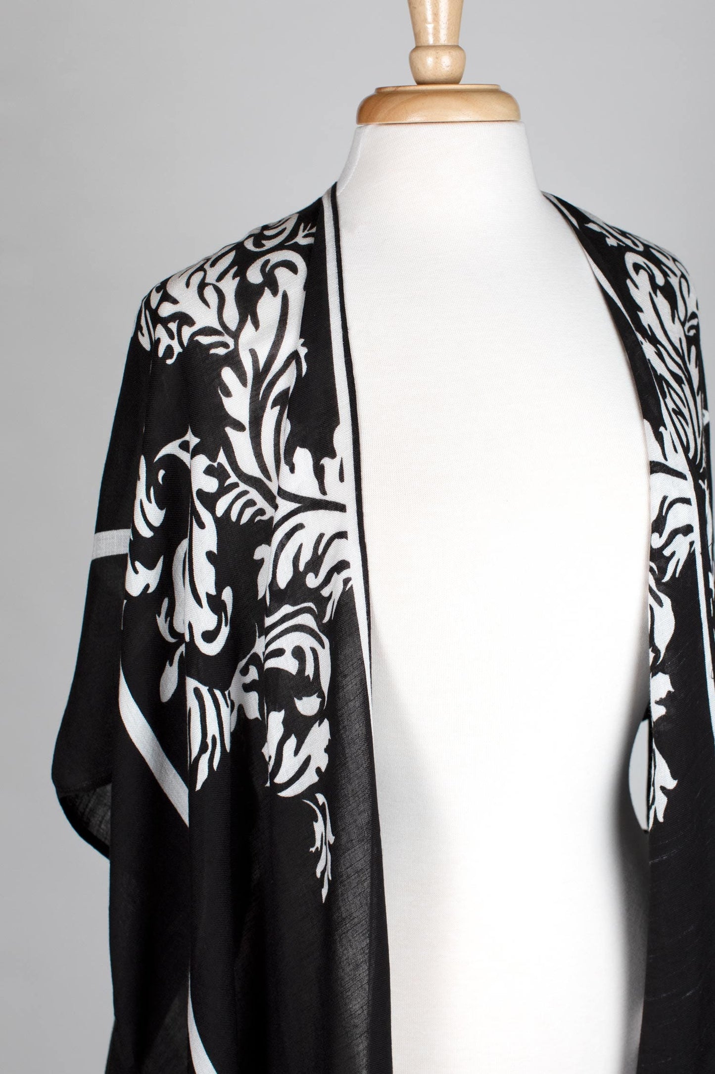 Topper damask print viscose 36Lx37W black/white