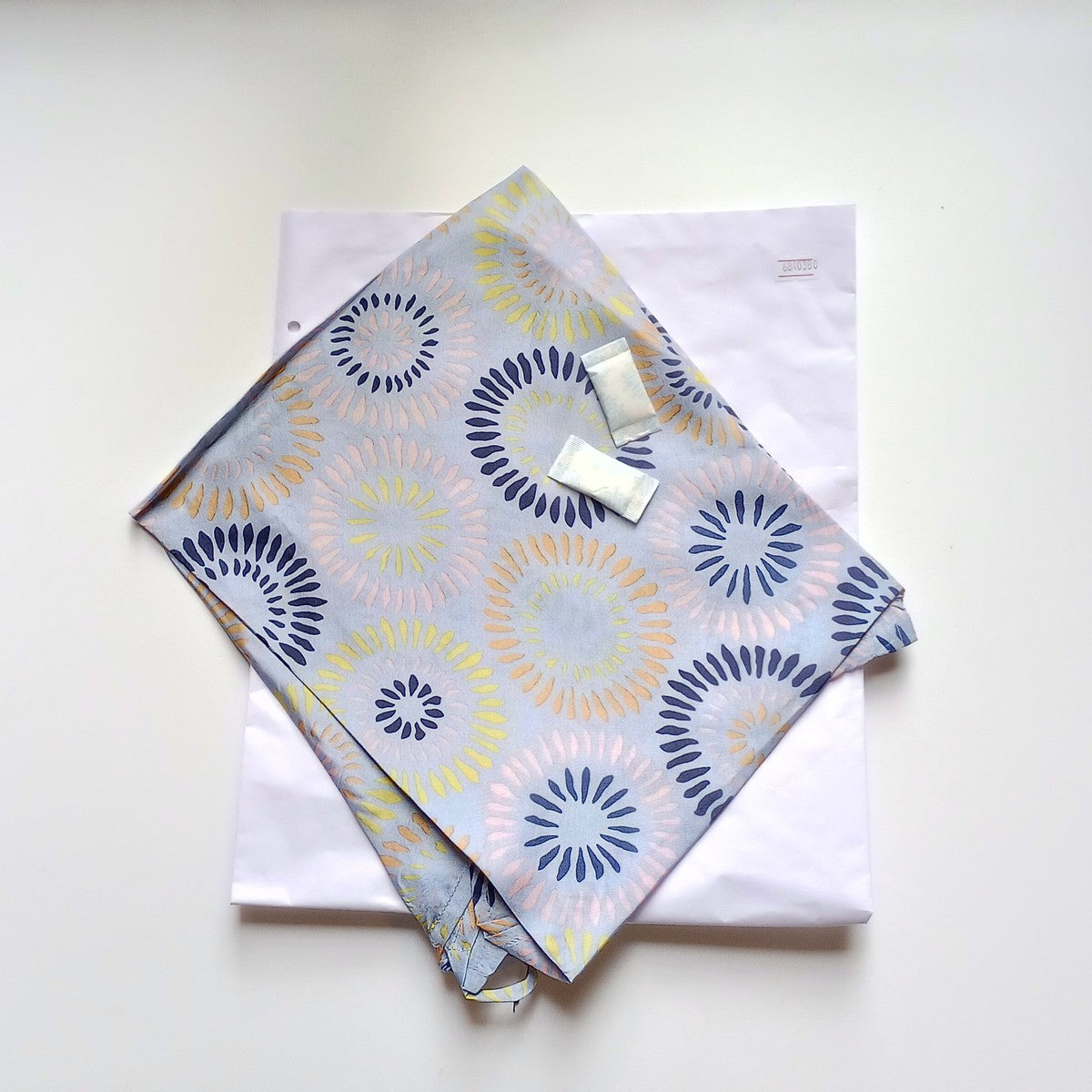 Top hankerchief circles silk 33L lt blue/multi