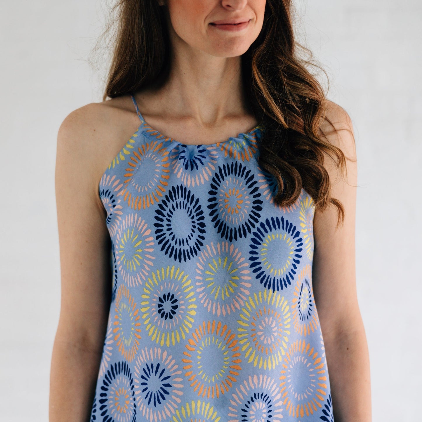 Top hankerchief circles silk 33L lt blue/multi