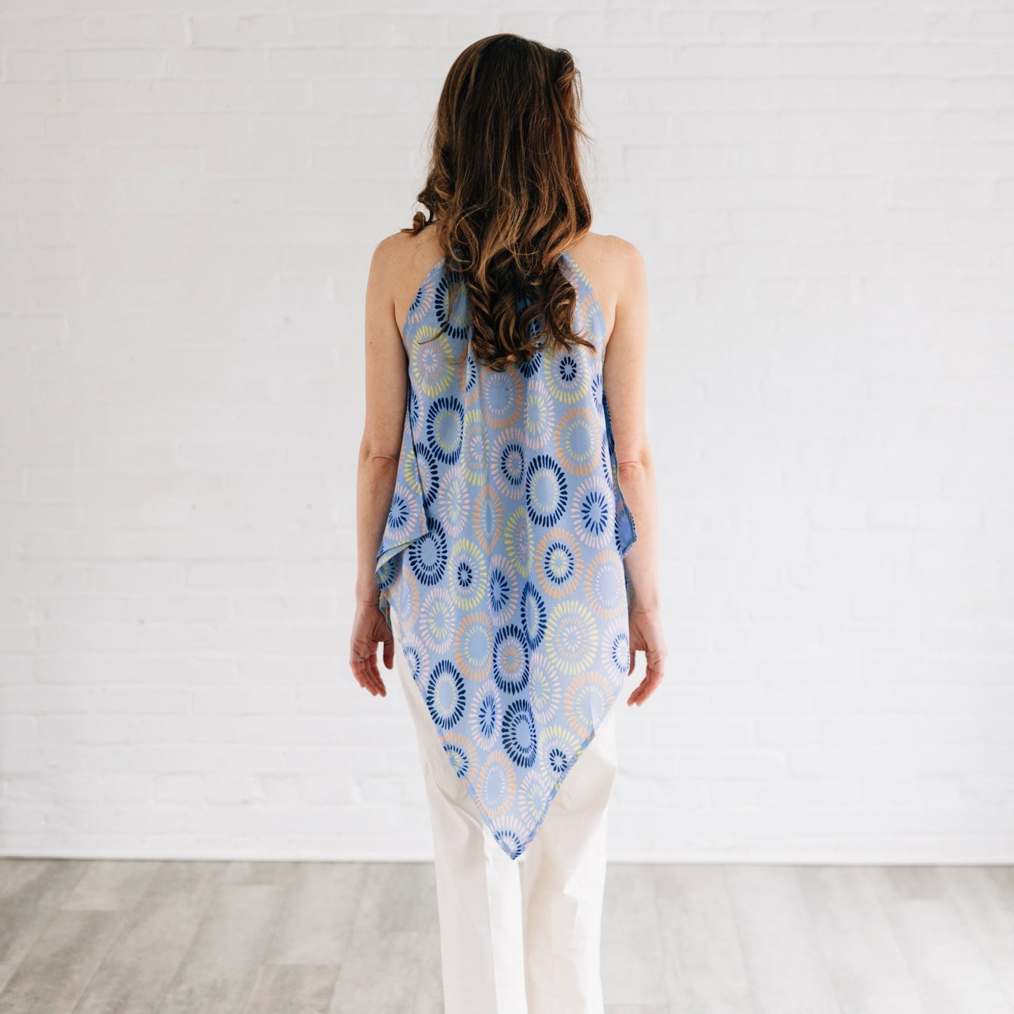 Top hankerchief circles silk 33L lt blue/multi