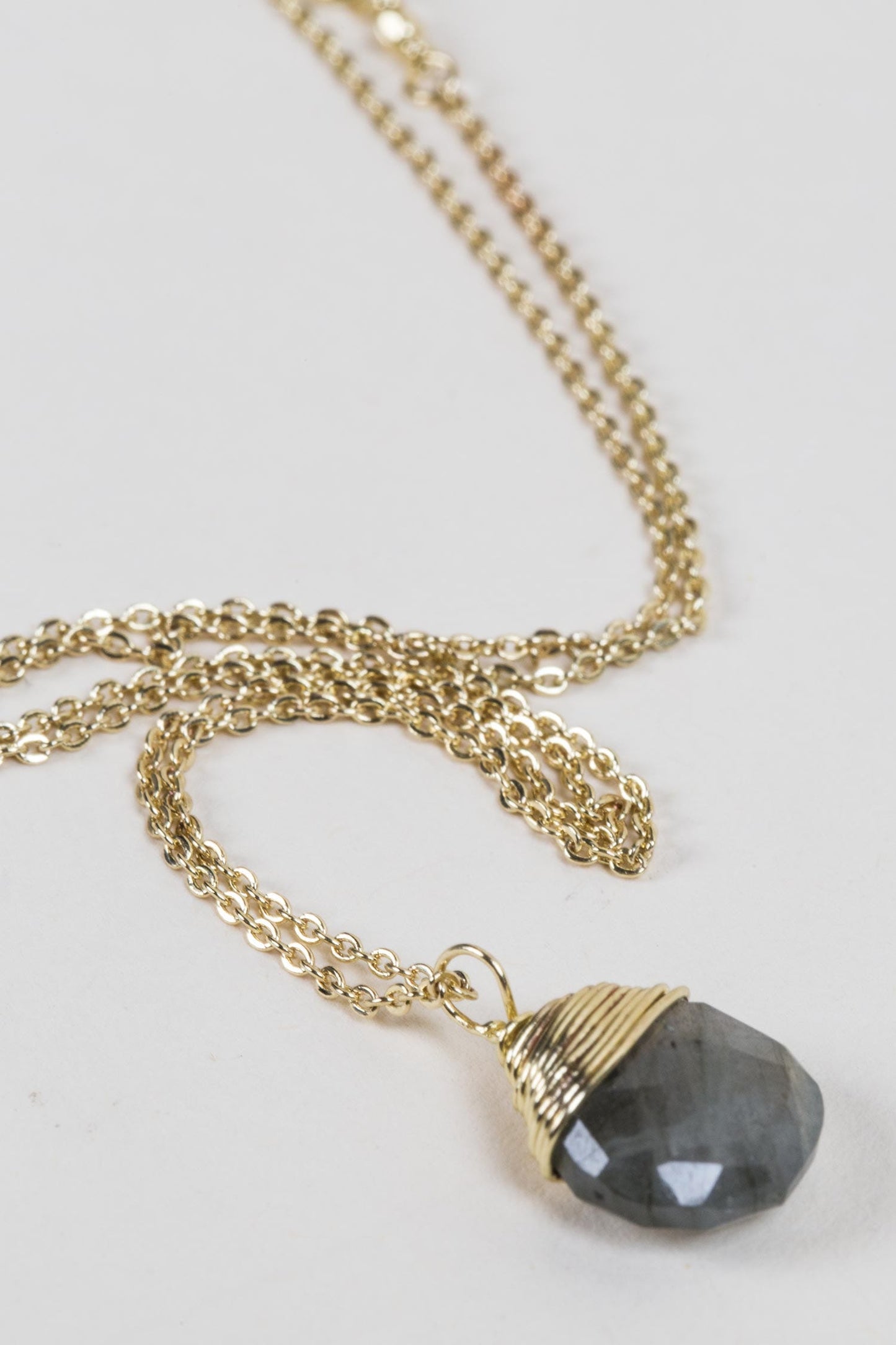 Necklace capped pend/fine chain 15L olive/gold