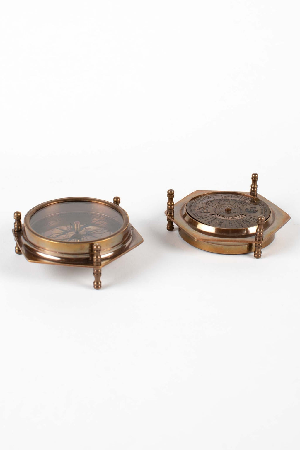 Compass/calendar 3 legs metal/glass 4Dx1.25H br