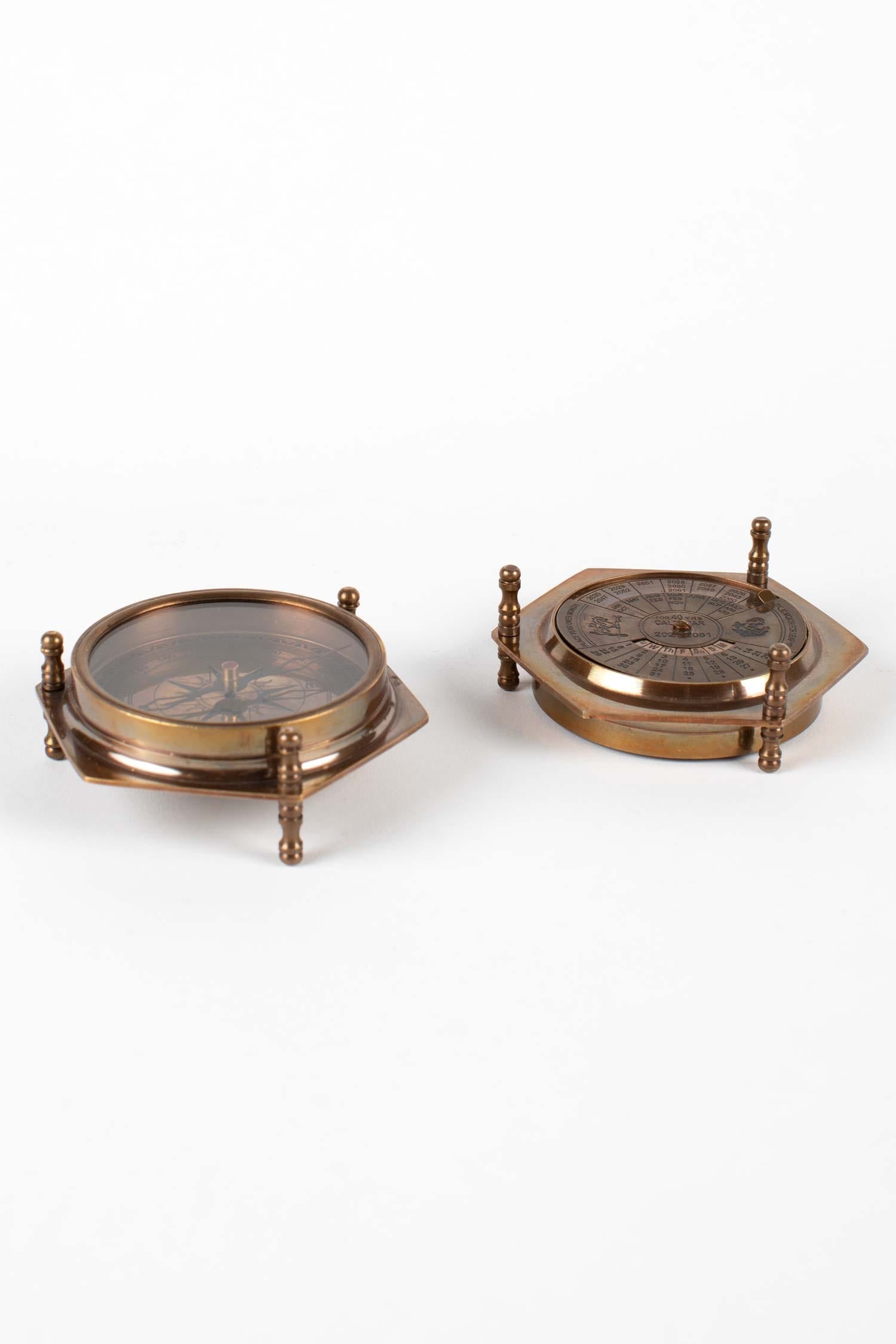 Compass/calendar 3 legs metal/glass 4Dx1.25H br
