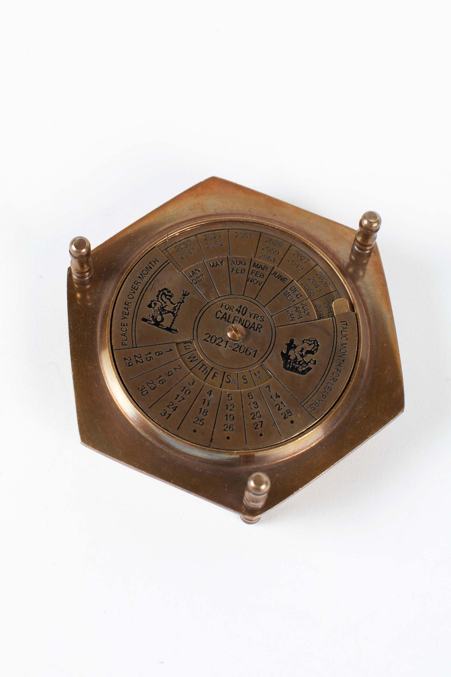 Compass/calendar 3 legs metal/glass 4Dx1.25H br