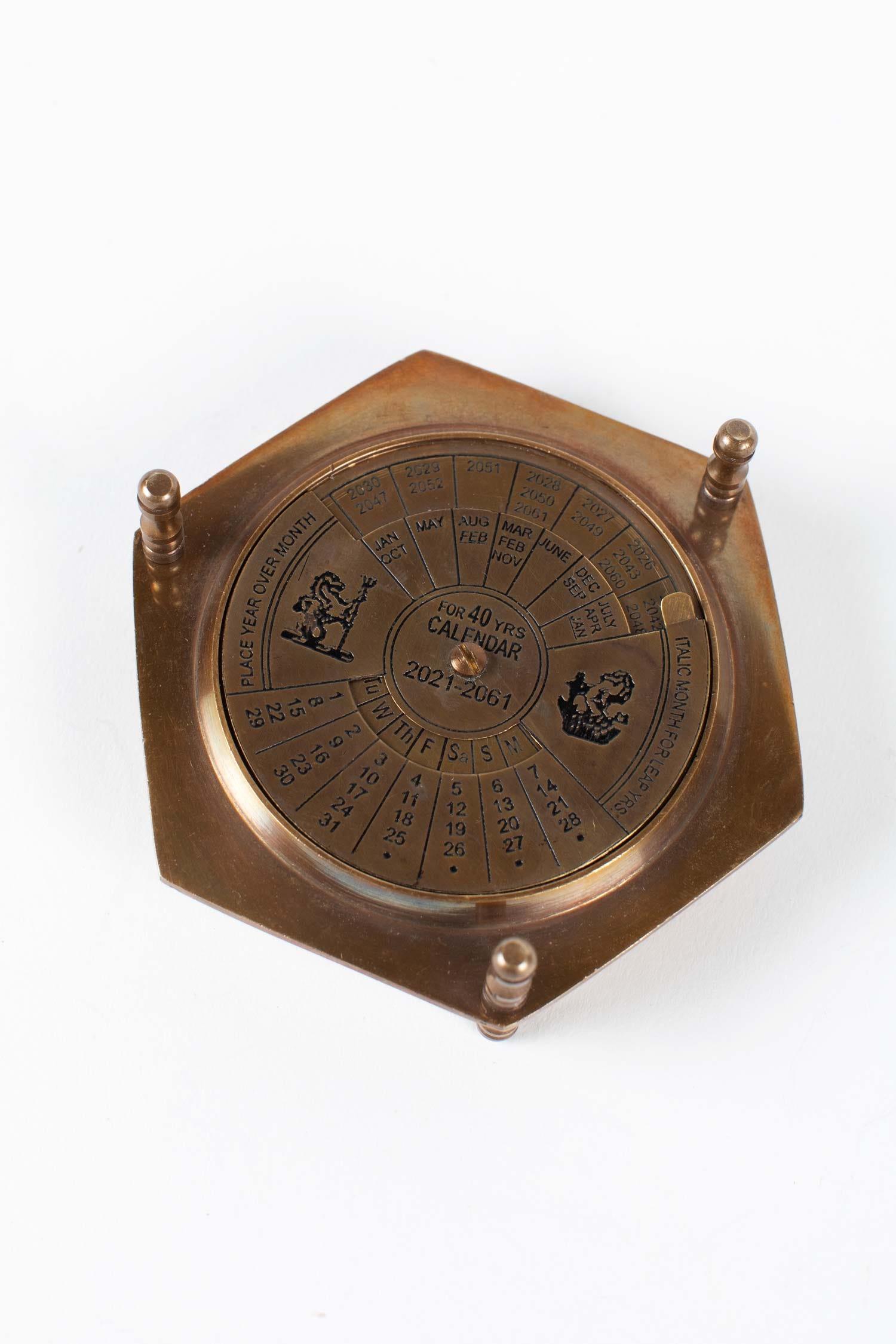 Compass/calendar 3 legs metal/glass 4Dx1.25H br