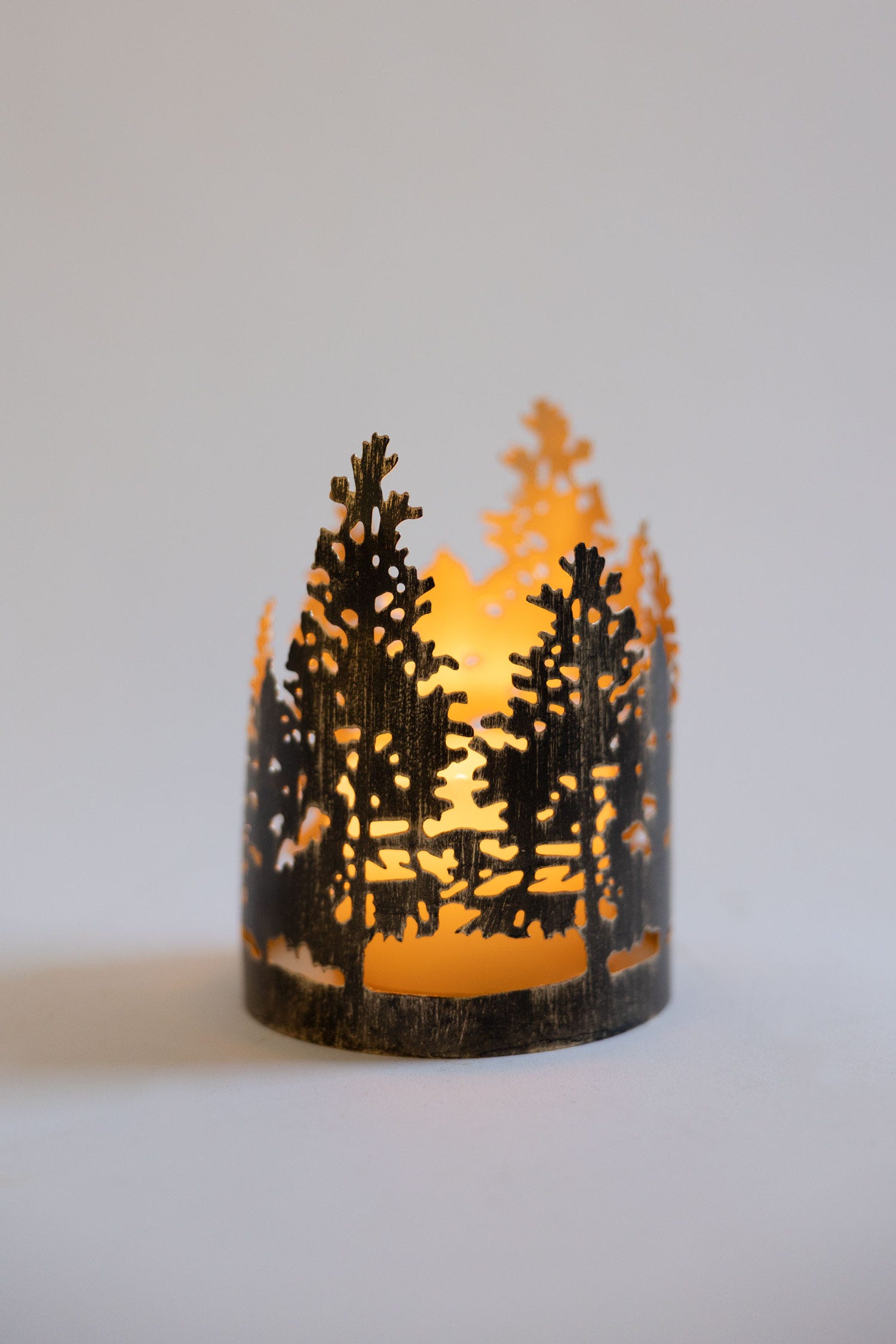 Candleholder circle of trees iron 4.25Dx6H blk/gld