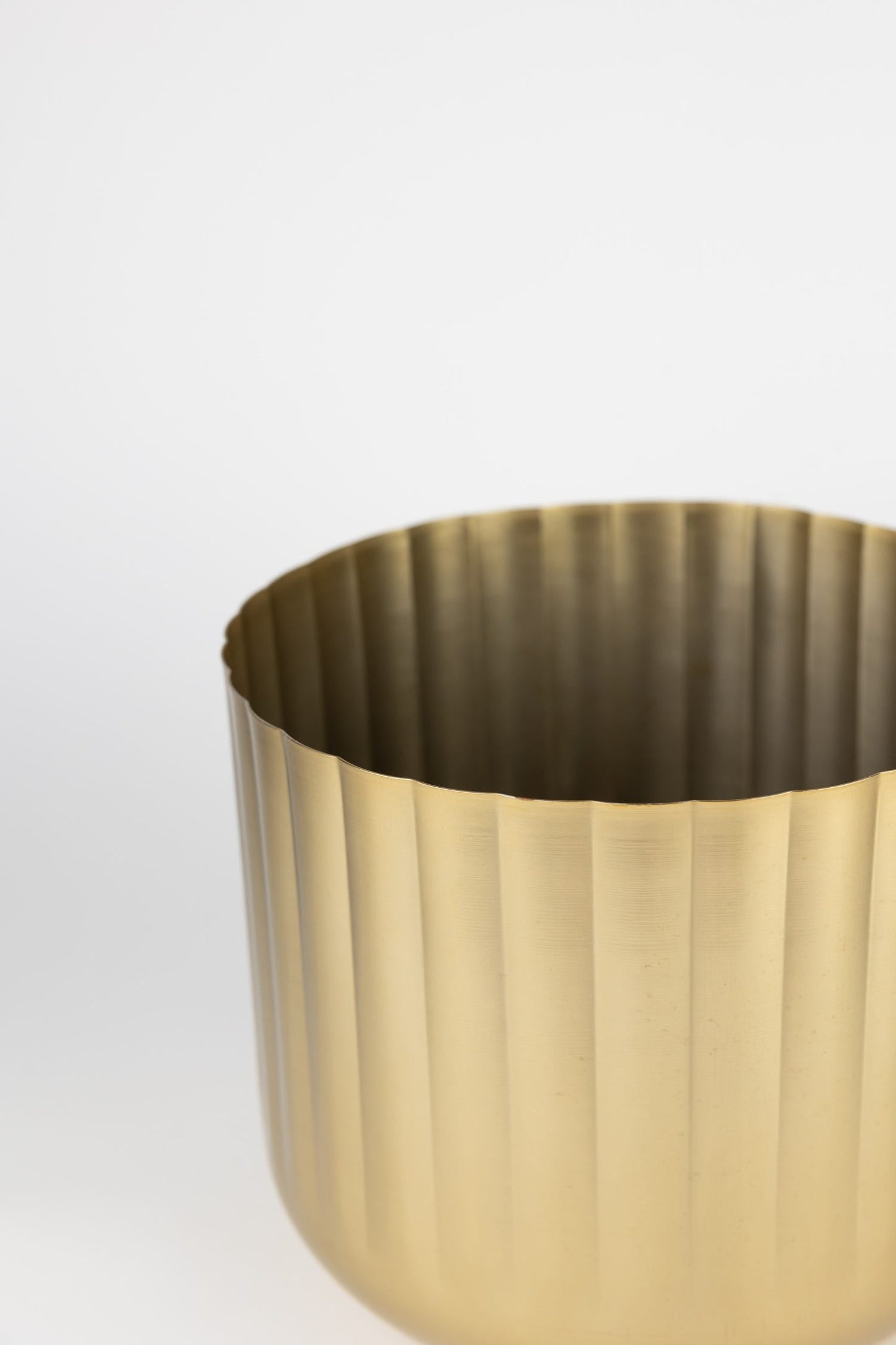 Planter firelit scalloped iron 9.5Dx8H brass