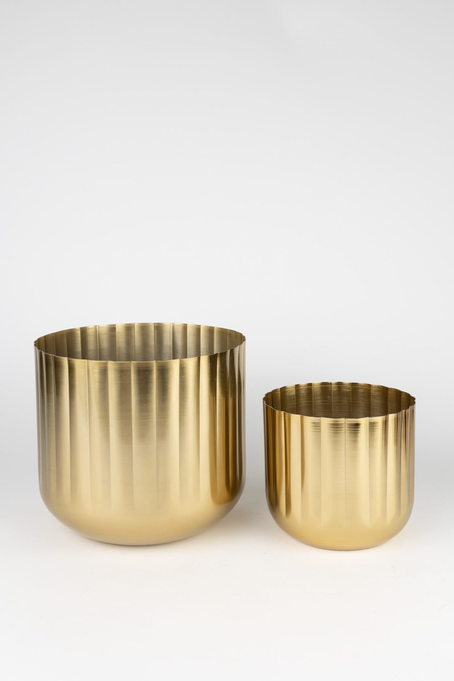 Planter firelit scalloped iron 9.5Dx8H brass