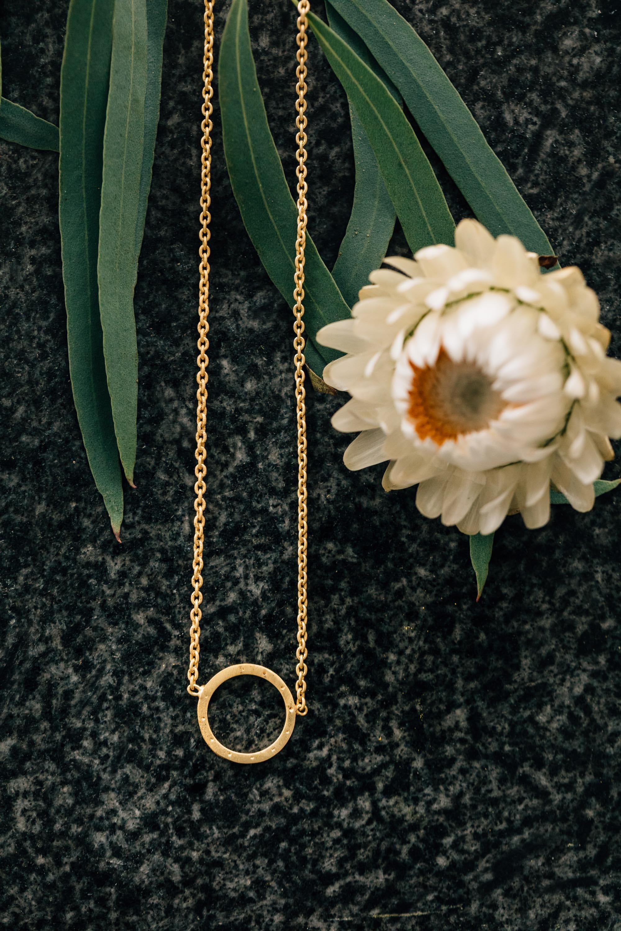 Necklace ring pend w/fine chain metal .5Dx16L gold